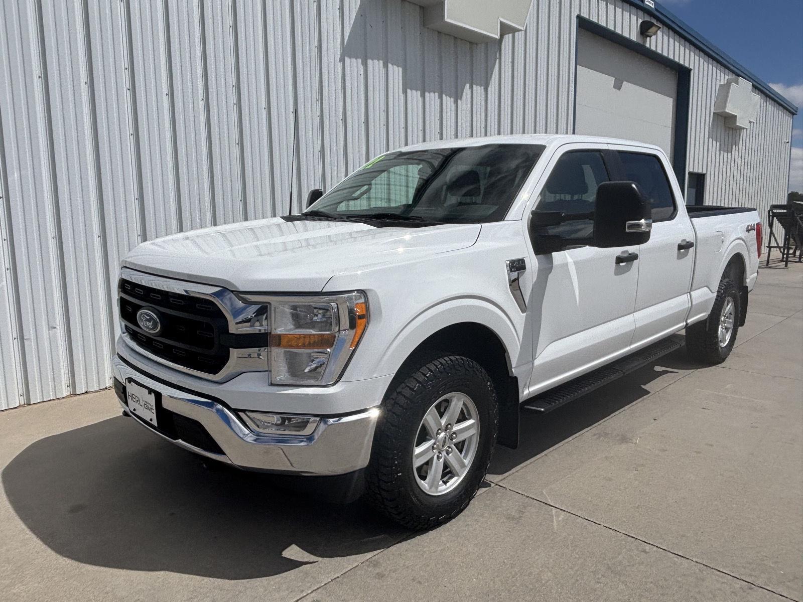 Oxford White 2022 Ford F-150 XLT SuperCrew 4WD Pickup Truck Four-Wheel Drive Automatic