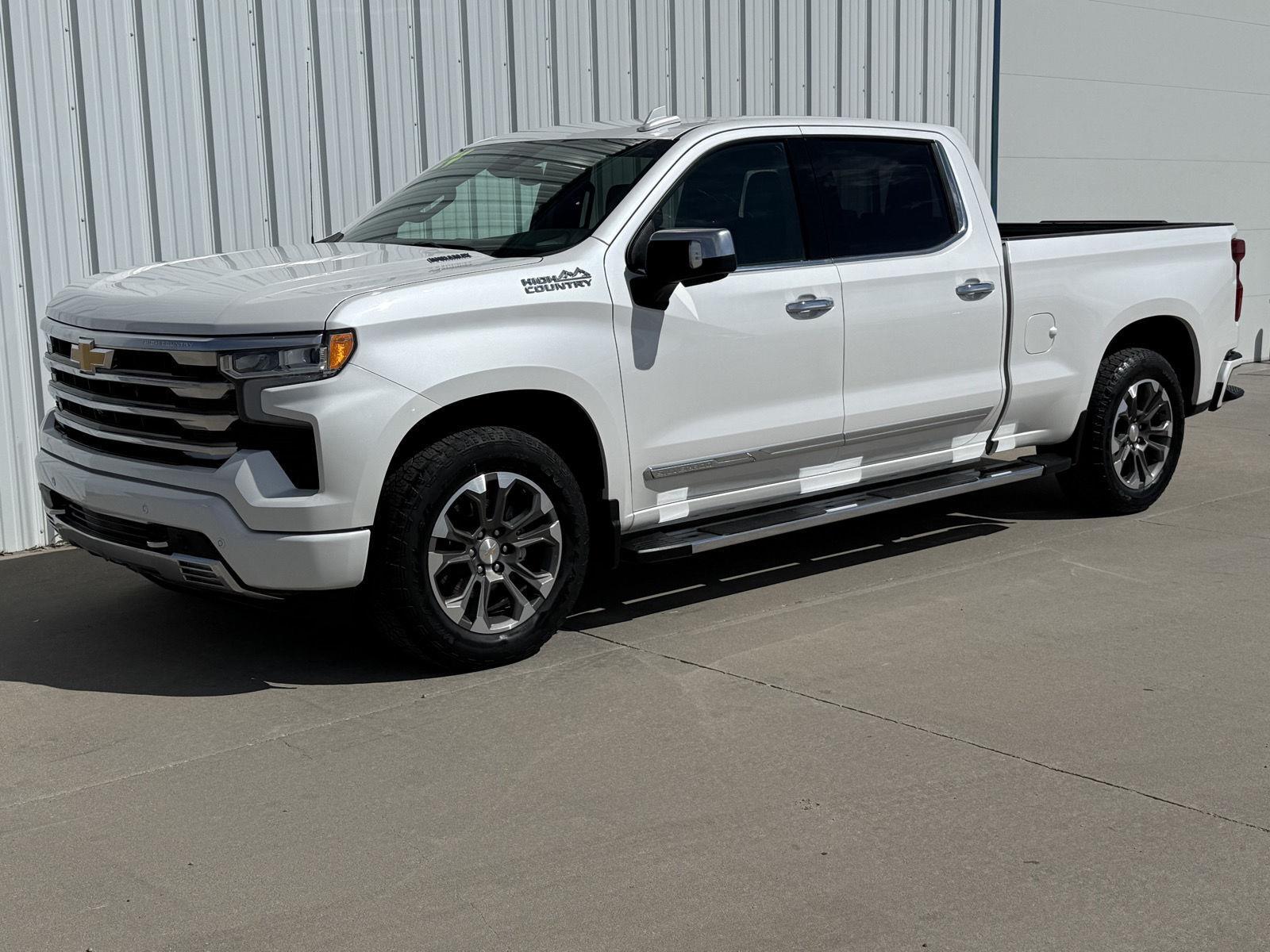 White (Iridescent Pearl Tricoat) 2024 Chevrolet Silverado 1500 Pickup Truck Four-Wheel Drive Automatic