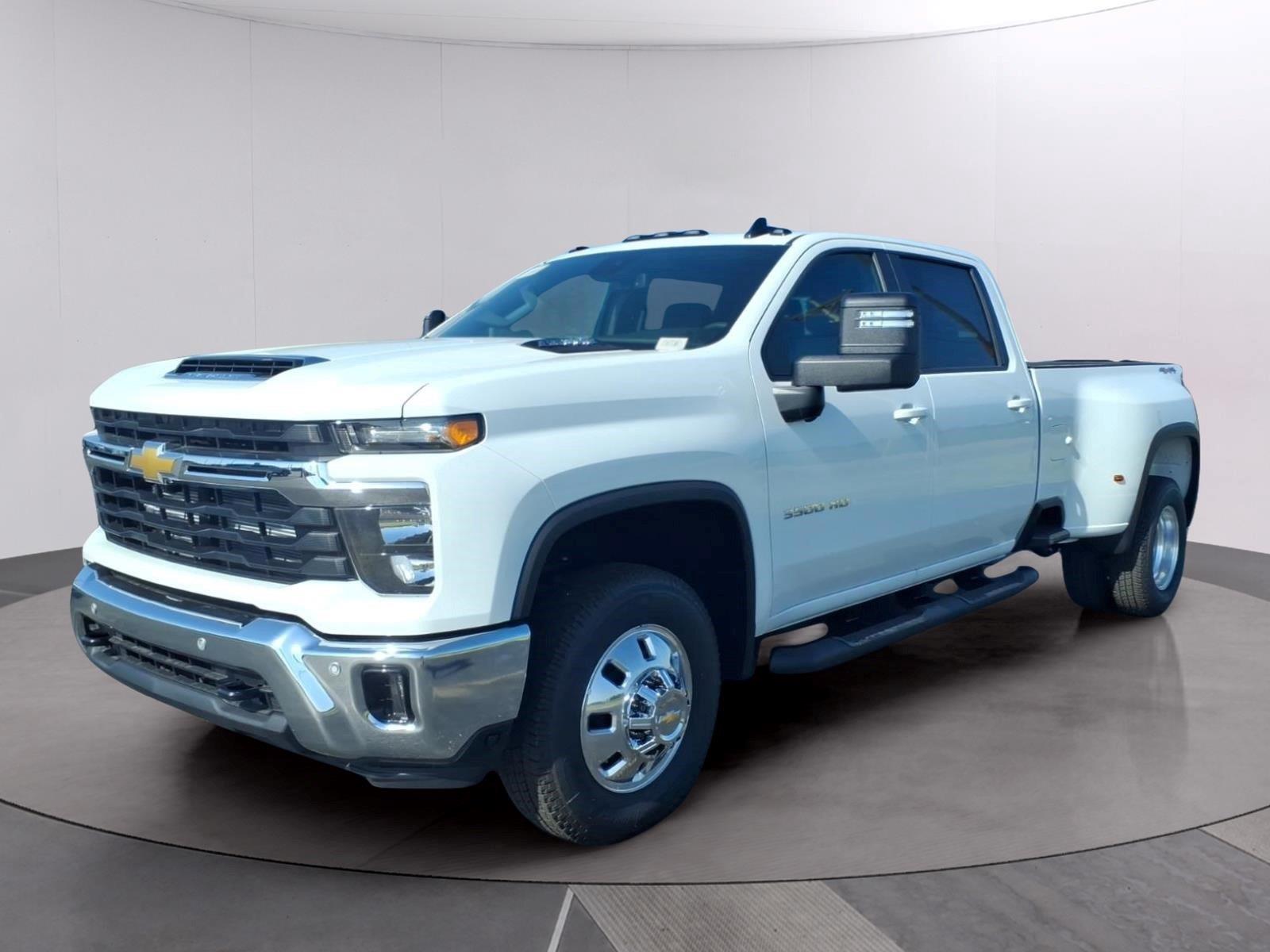 Summit White 2026 Chevrolet Silverado 3500HD Pickup Truck Four-Wheel Drive Automatic