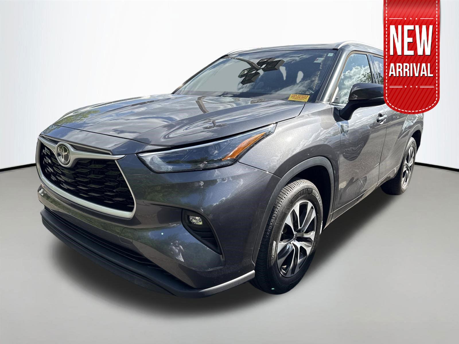 Magnetic Gray Metallic 2022 Toyota Highlander XLE FWD SUV / Crossover Front-Wheel Drive Automatic