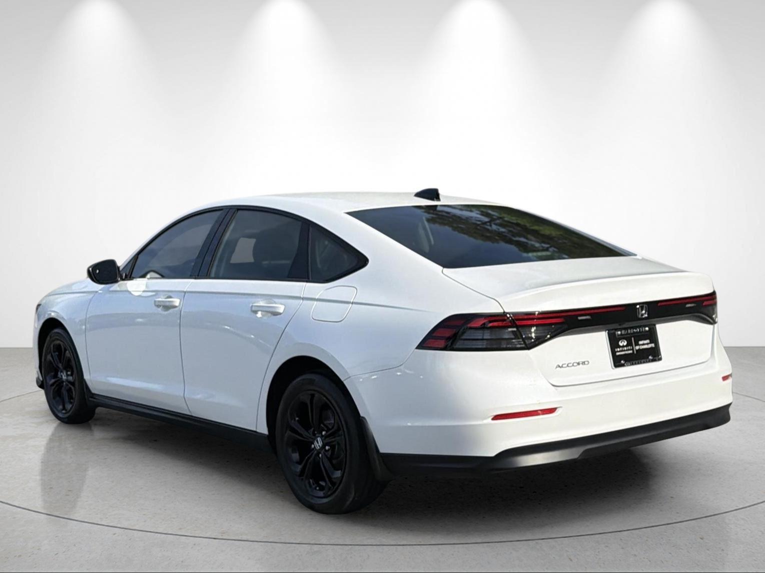 Used 2025 Platinum White Pearl Honda SE image 3