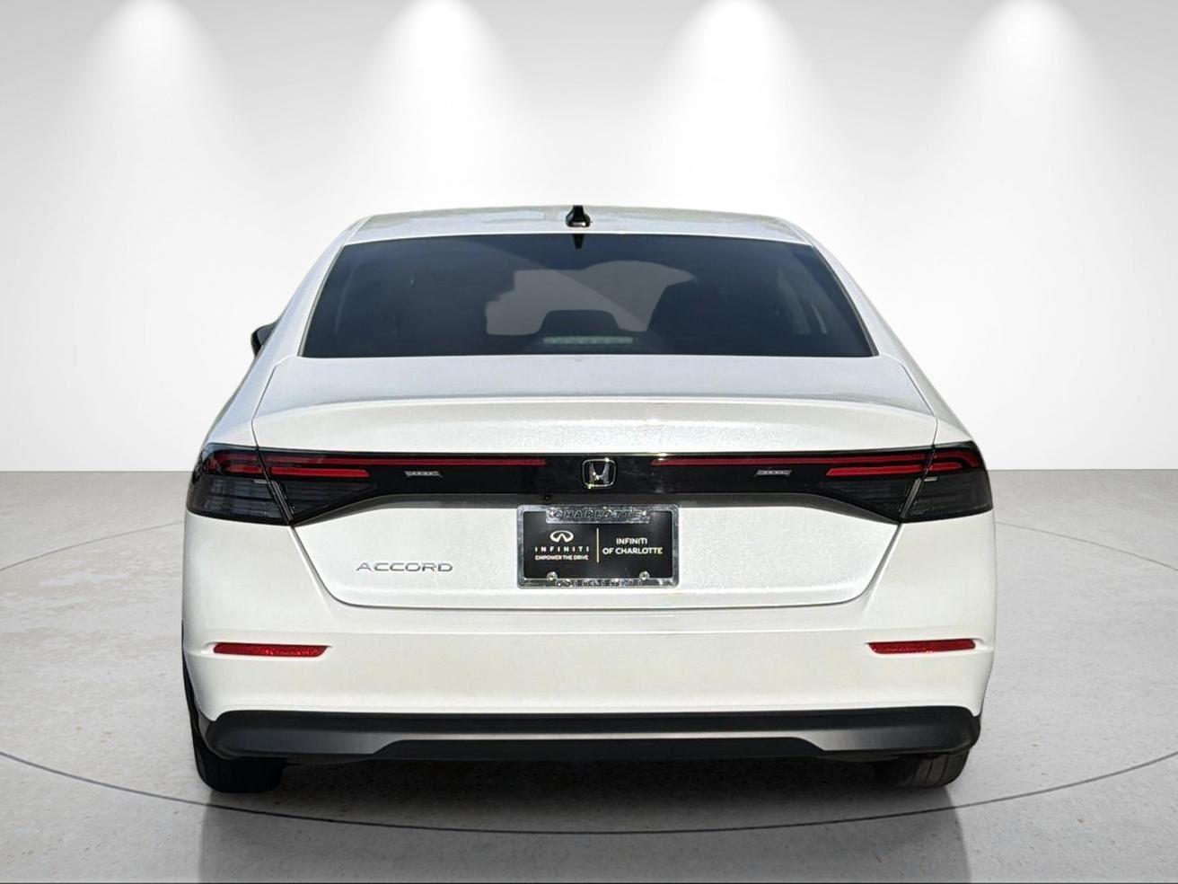 Used 2025 Platinum White Pearl Honda SE image 4