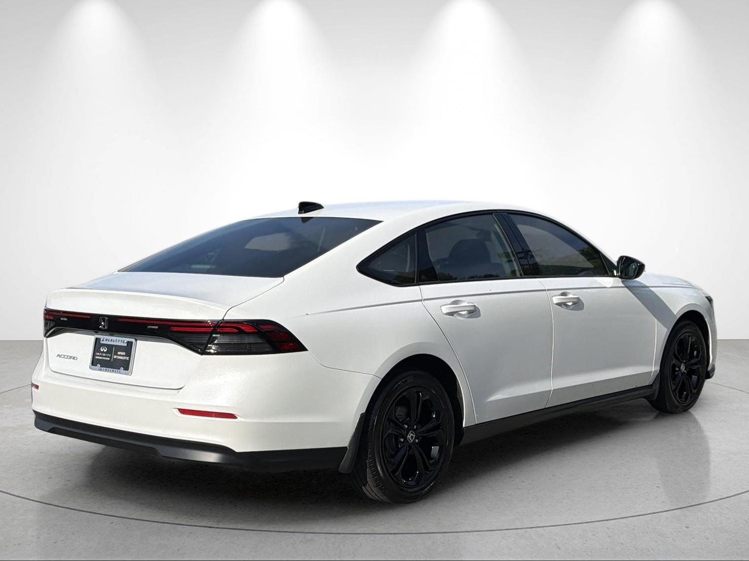Used 2025 Platinum White Pearl Honda SE image 5