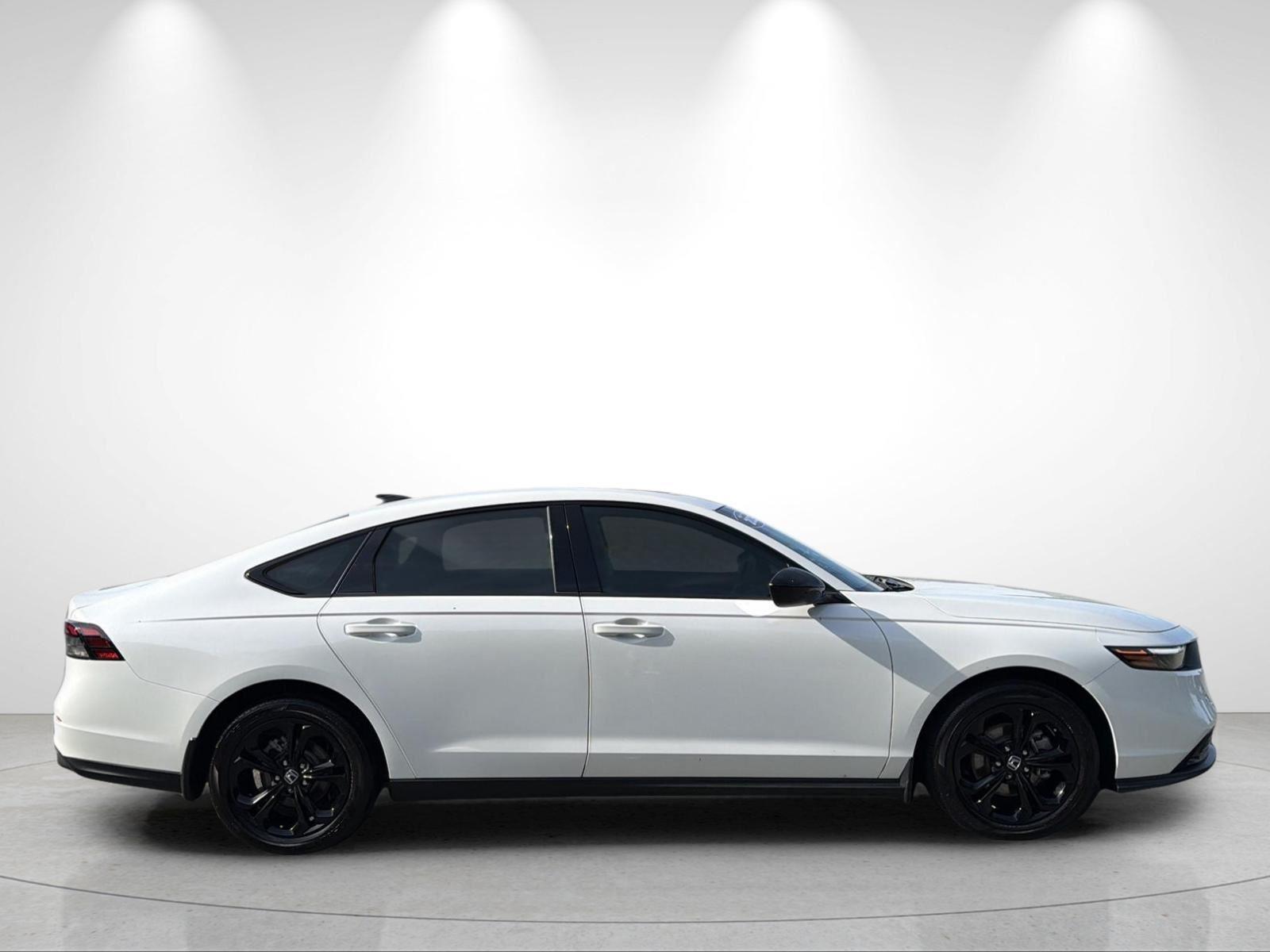 Used 2025 Platinum White Pearl Honda SE image 6