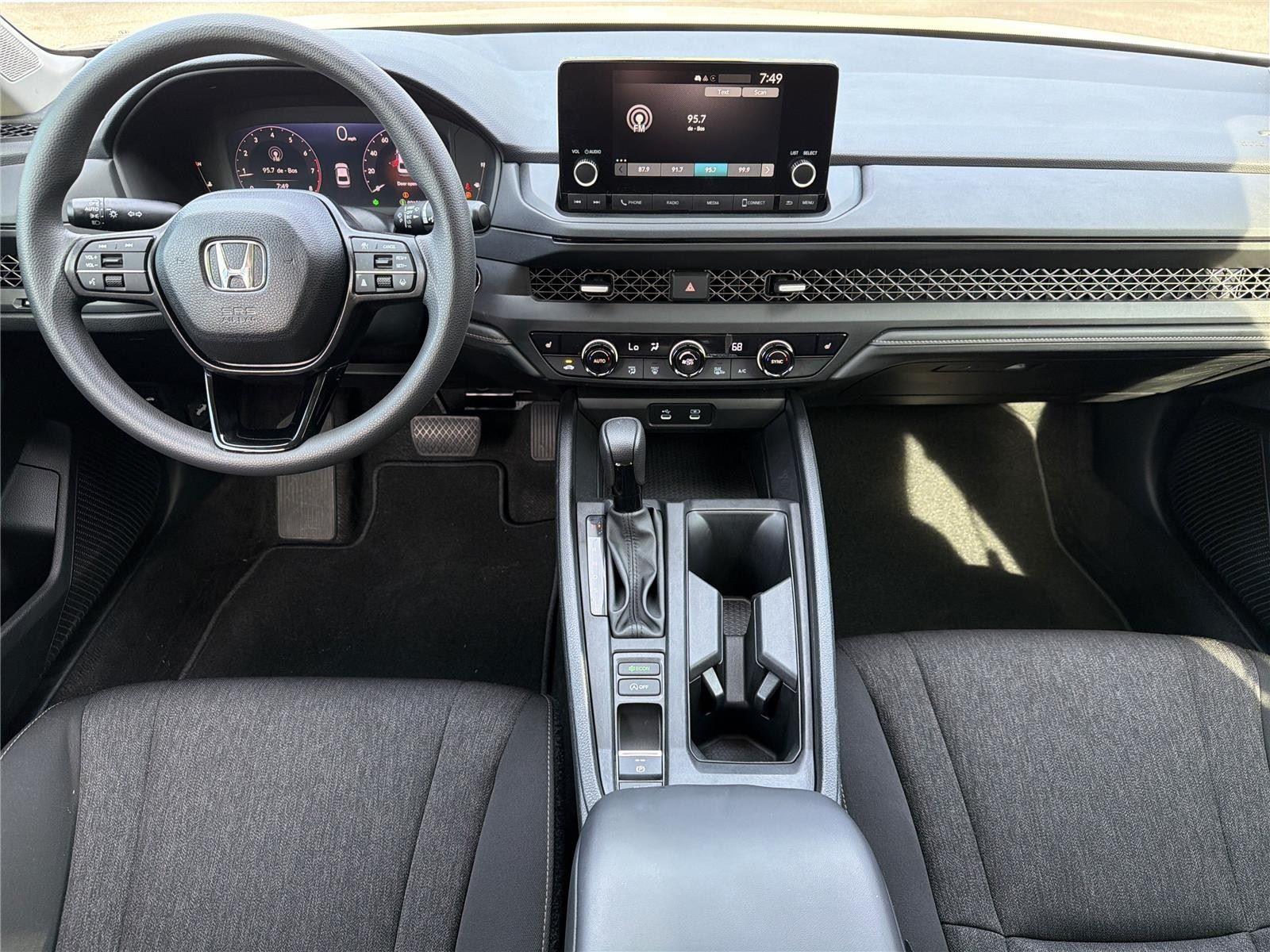 Used 2025 Platinum White Pearl Honda SE image 9