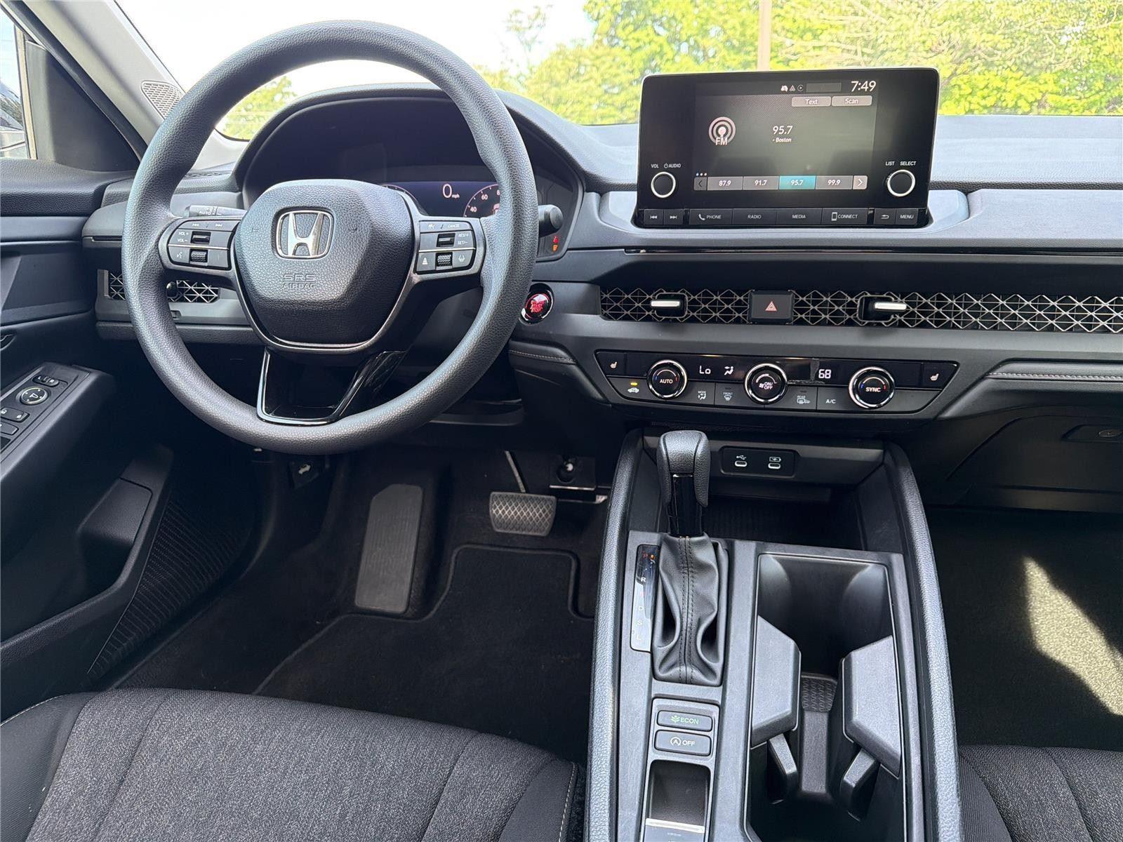 Used 2025 Platinum White Pearl Honda SE image 10