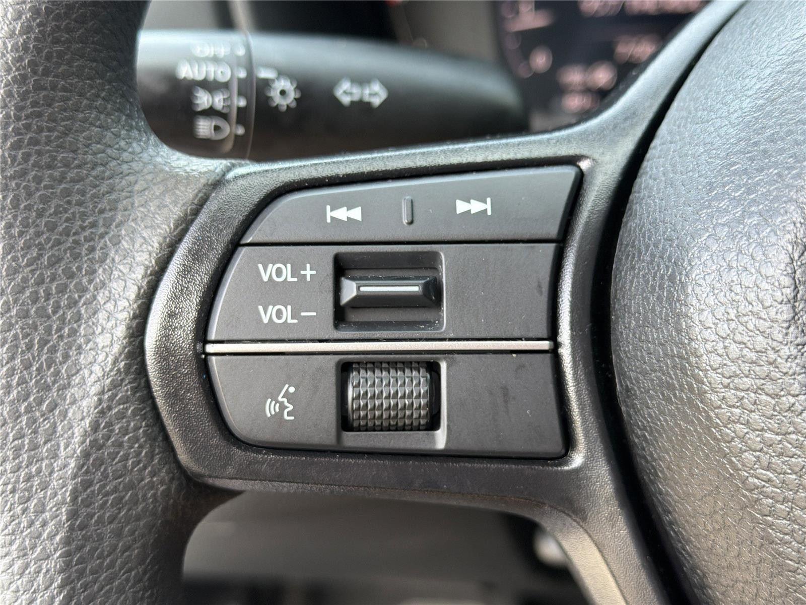 Used 2025 Platinum White Pearl Honda SE image 22