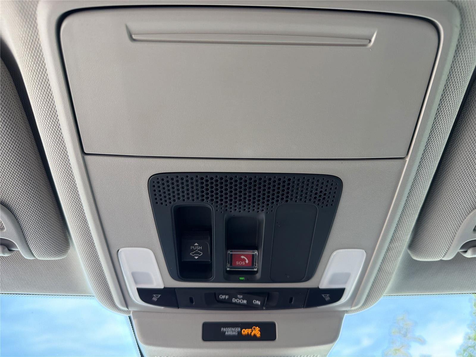 Used 2025 Platinum White Pearl Honda SE image 25