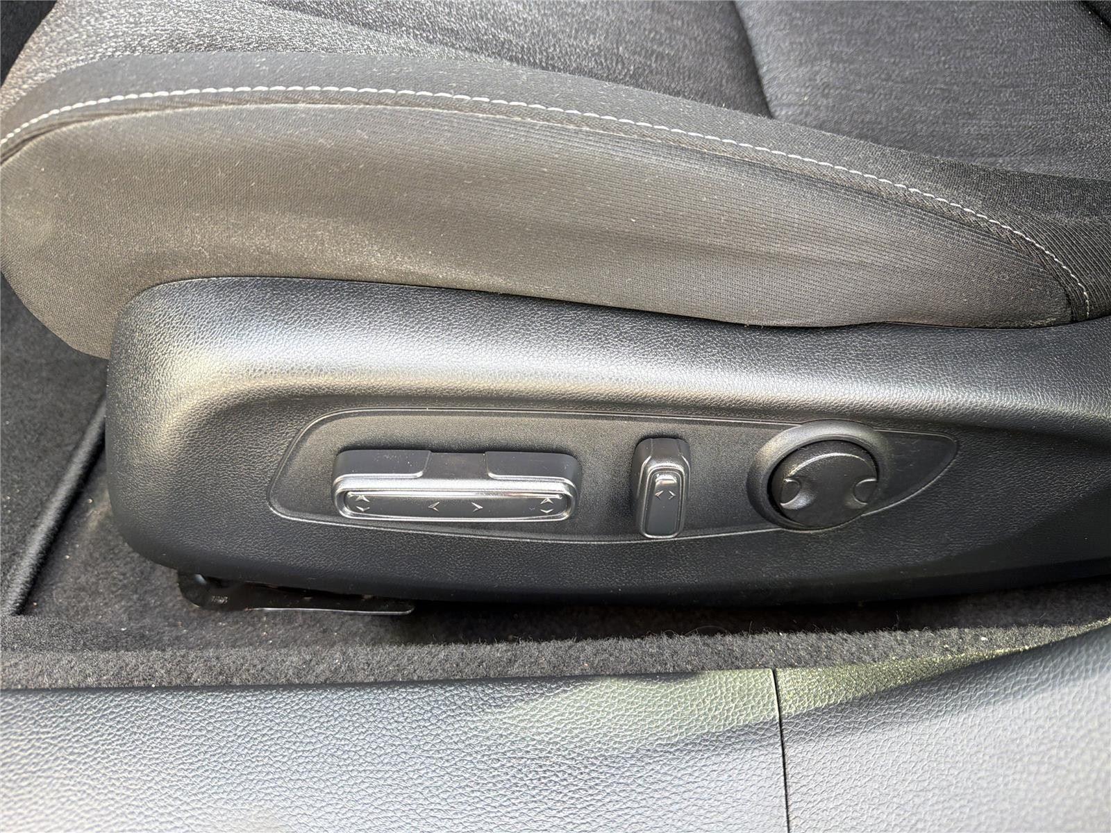 Used 2025 Platinum White Pearl Honda SE image 29