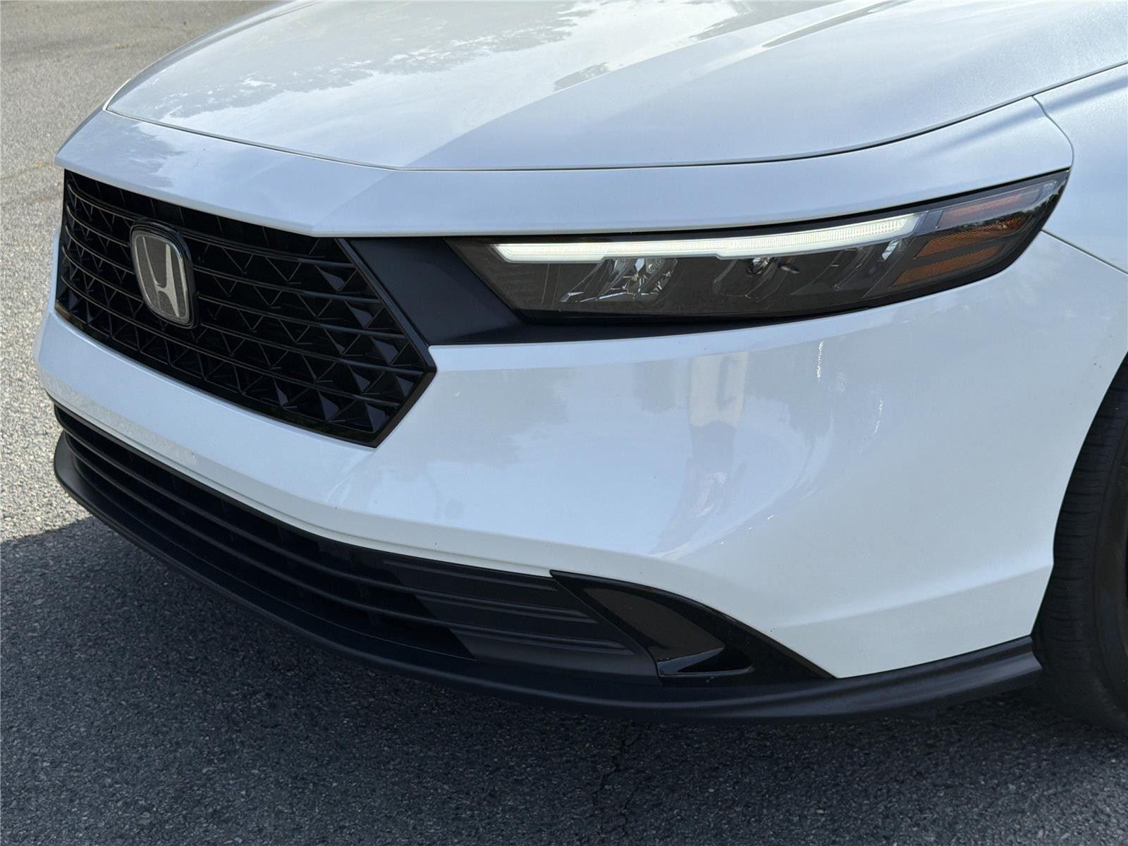 Used 2025 Platinum White Pearl Honda SE image 32
