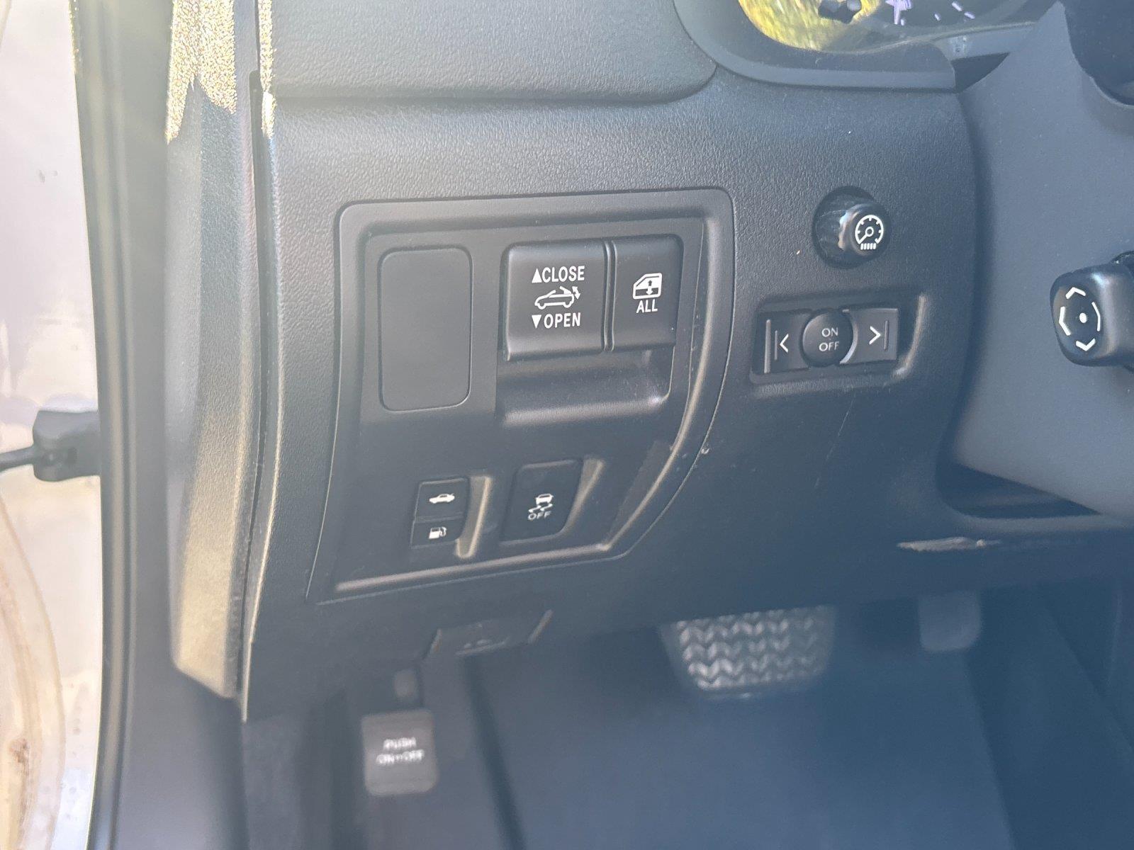 Used 2013 Starfire Pearl Lexus Base image 17