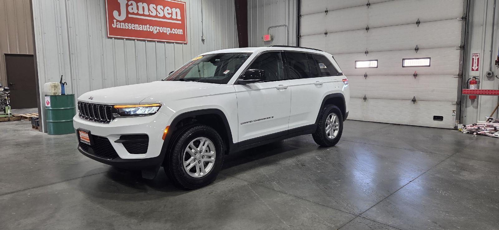 2023 Jeep Grand Cherokee Laredo 4WD