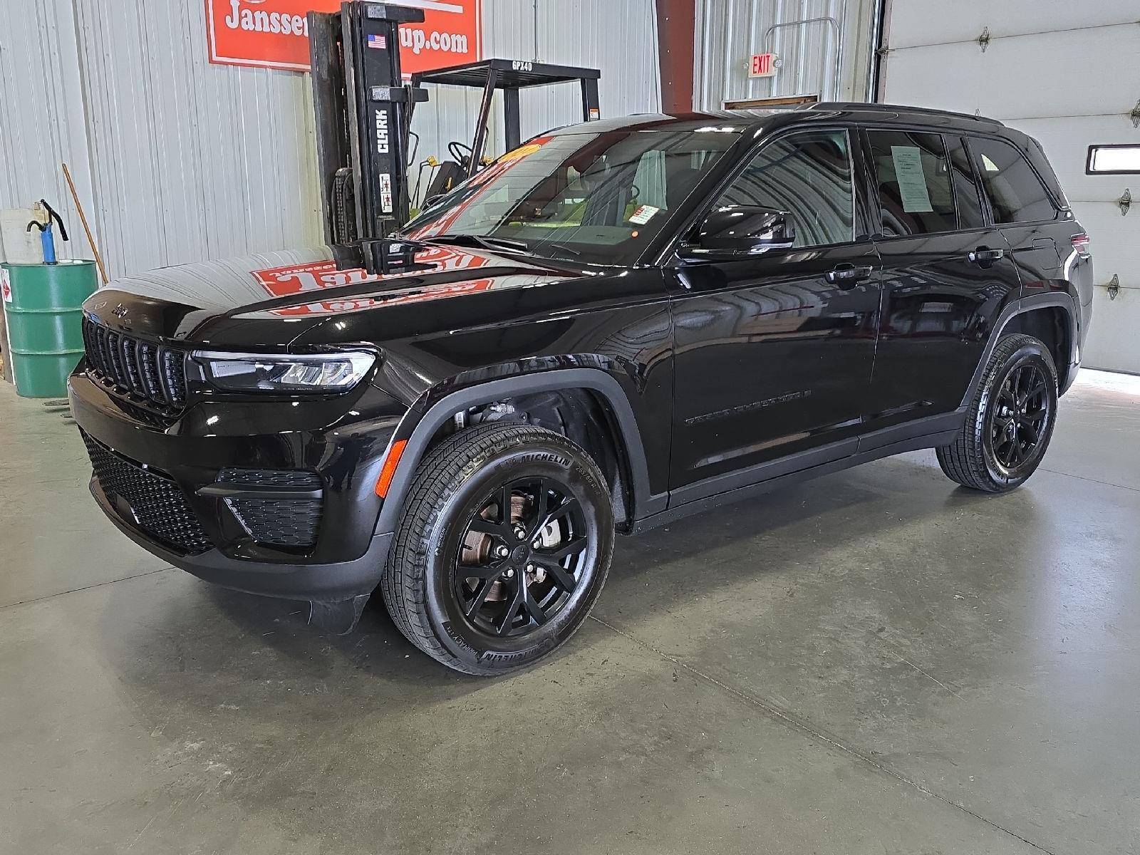 Diamond Black Crystal Pearlcoat 2024 Jeep Grand Cherokee Altitude X 4WD SUV / Crossover Four-Wheel Drive 8-Speed Automatic