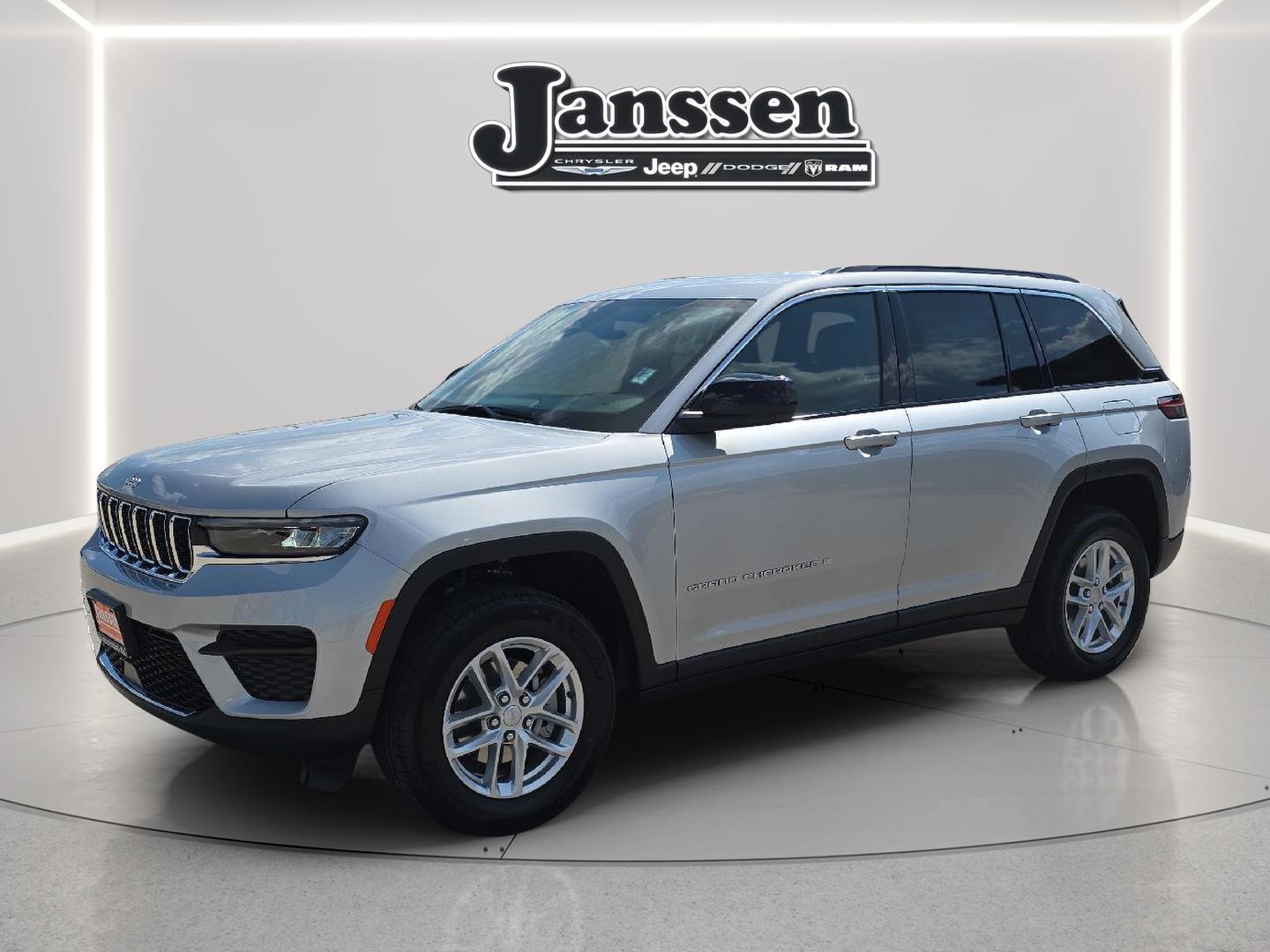 Silver Zynith 2026 Jeep Grand Cherokee SUV / Crossover Four-Wheel Drive 8-Speed Automatic
