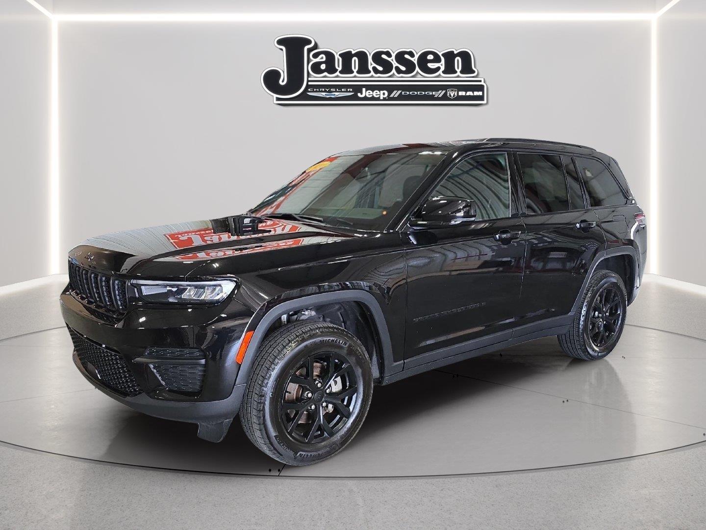 Diamond Black Crystal Pearlcoat 2024 Jeep Grand Cherokee SUV / Crossover Four-Wheel Drive 8-Speed Automatic