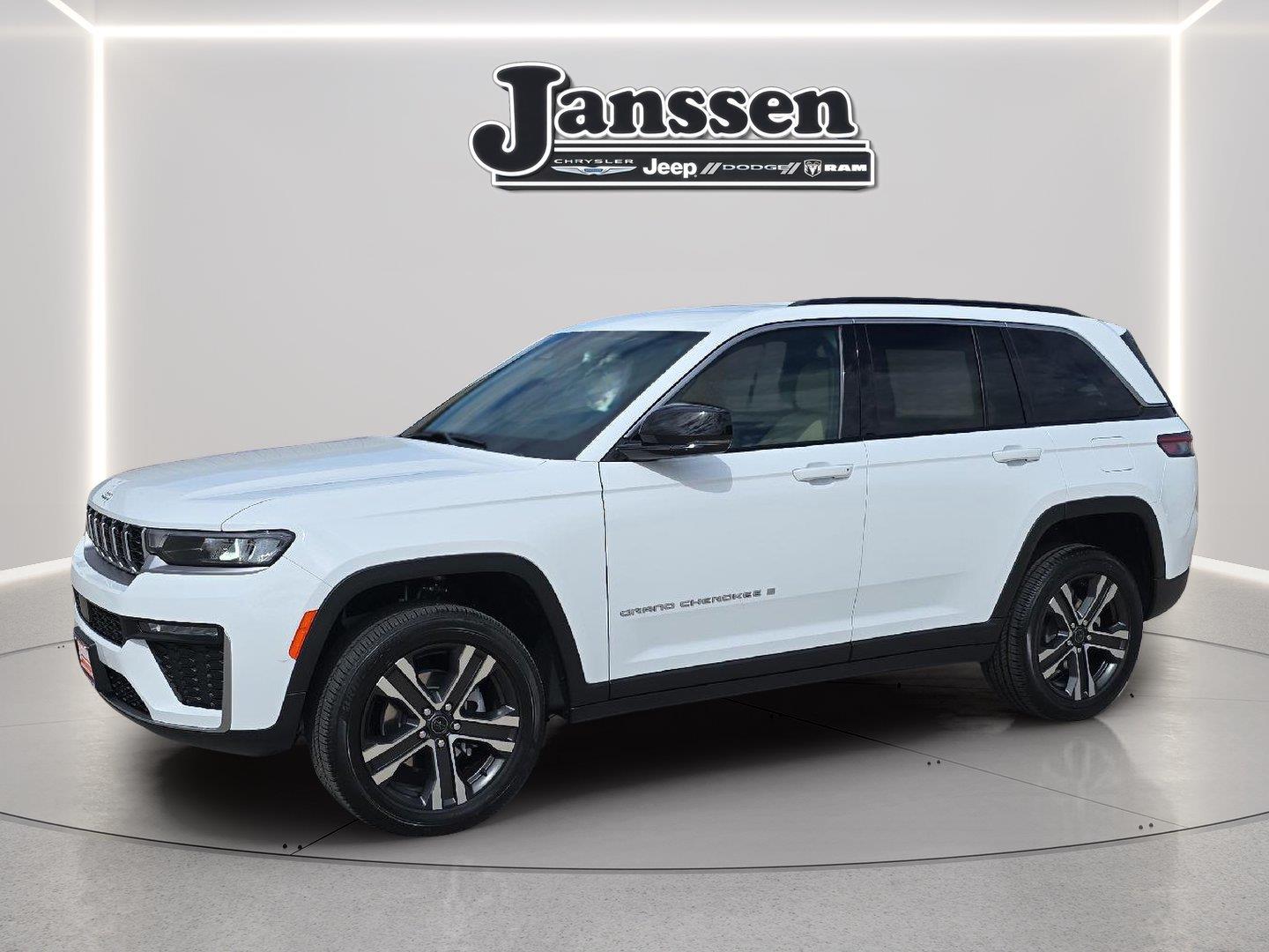 Bright White Clearcoat 2027 Jeep Grand Cherokee SUV / Crossover Four-Wheel Drive 8-Speed Automatic