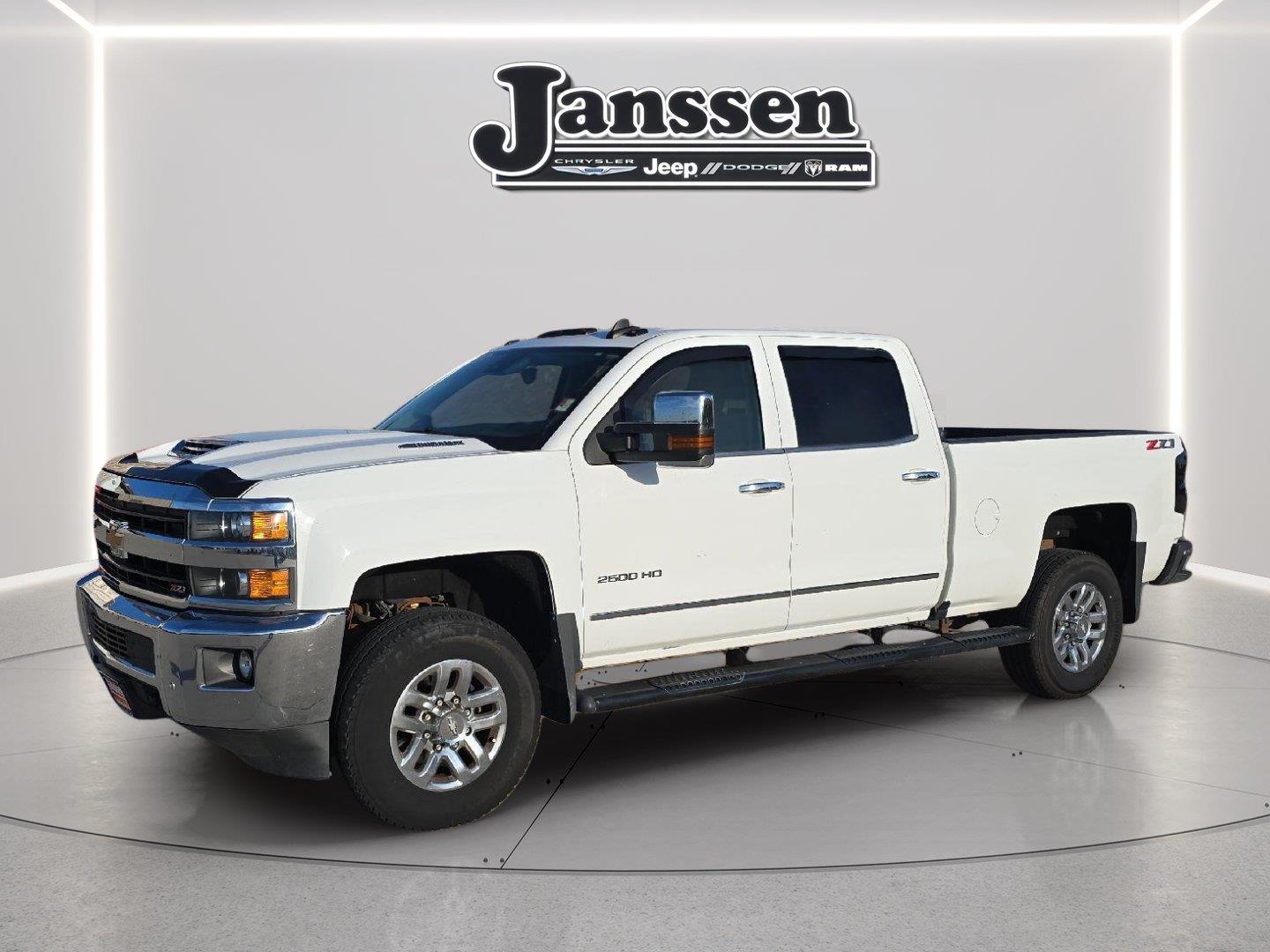 Summit White 2018 Chevrolet Silverado 2500HD Pickup Truck Four-Wheel Drive 6-Speed Automatic