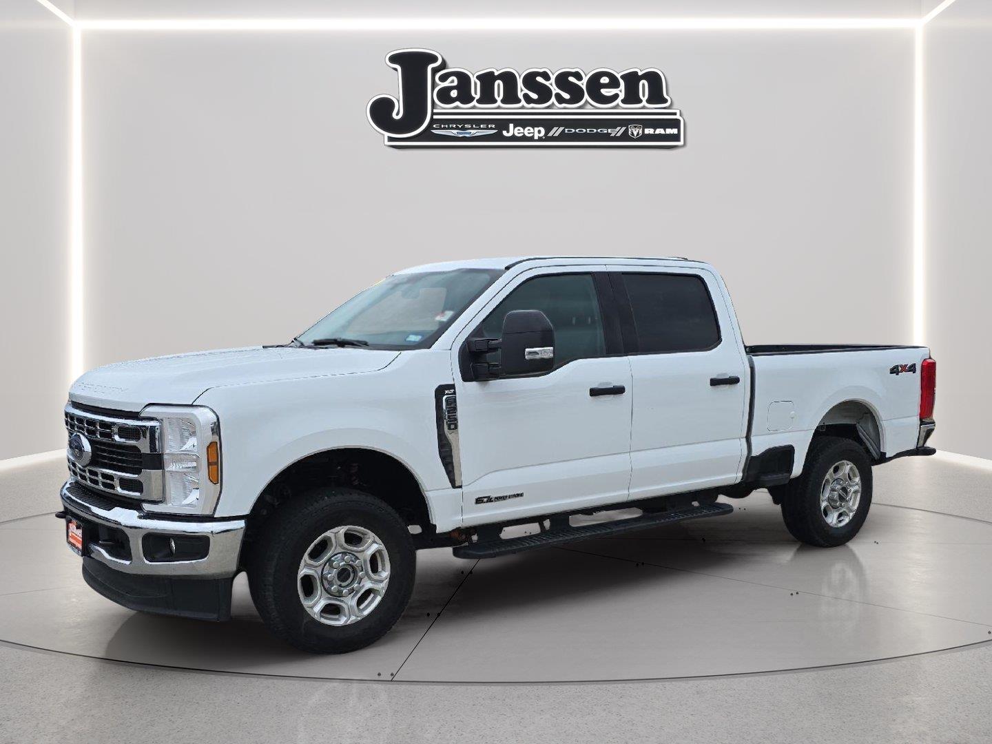 Oxford White 2025 Ford F-250 Super Duty Pickup Truck Four-Wheel Drive Automatic