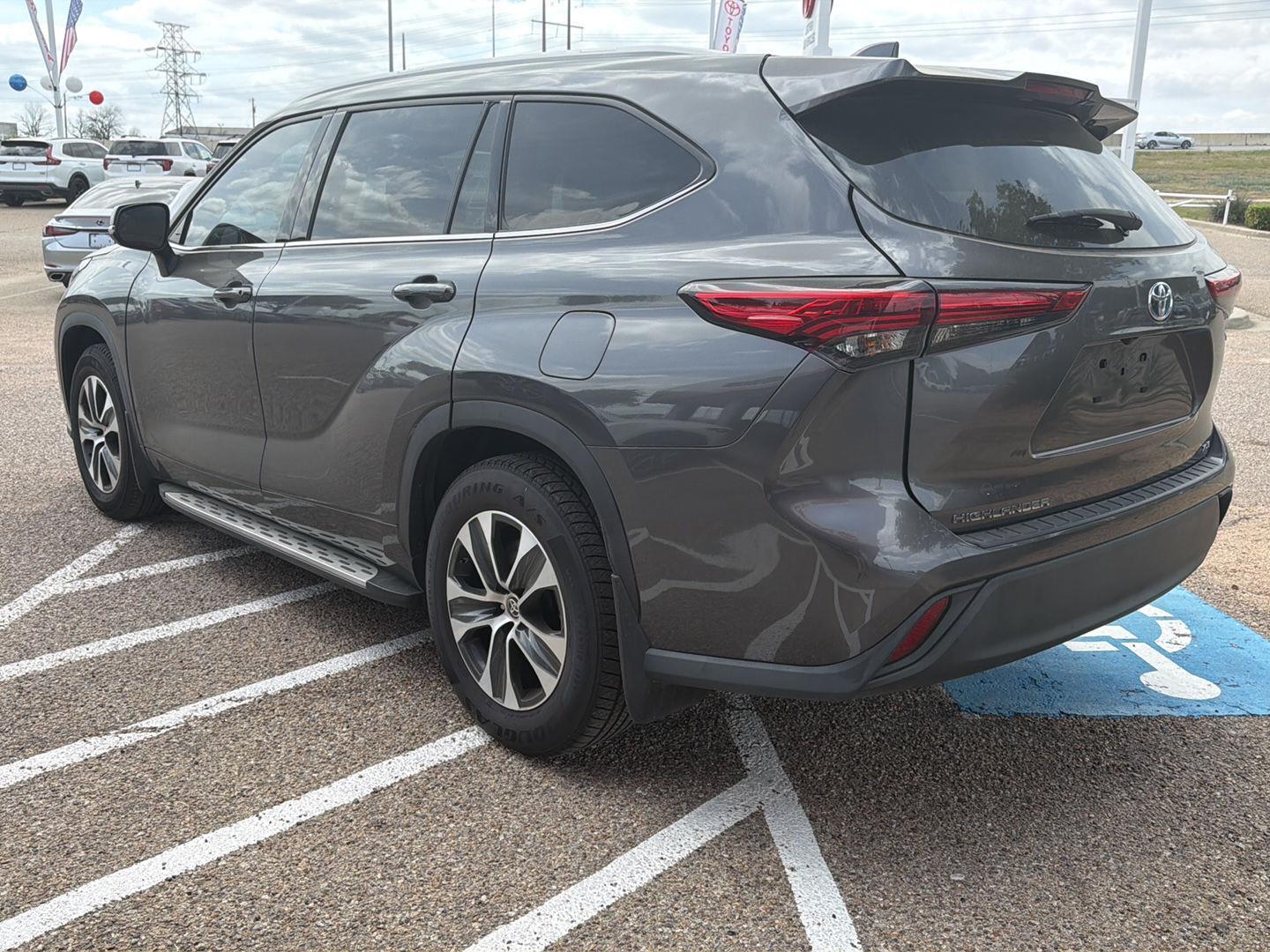 2022 Toyota Highlander XLE - Photo 6