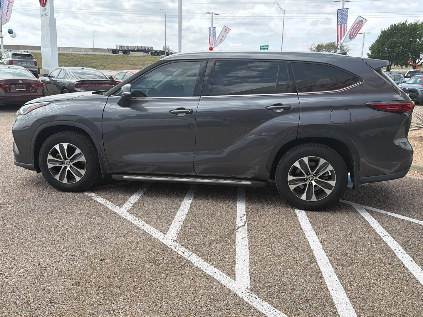 2022 Toyota Highlander XLE - Photo 7