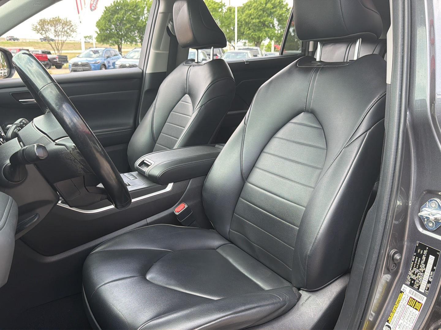 2022 Toyota Highlander XLE - Photo 11