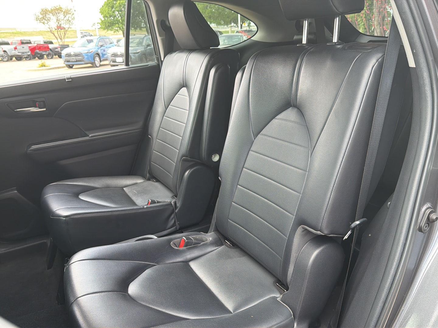 2022 Toyota Highlander XLE - Photo 13