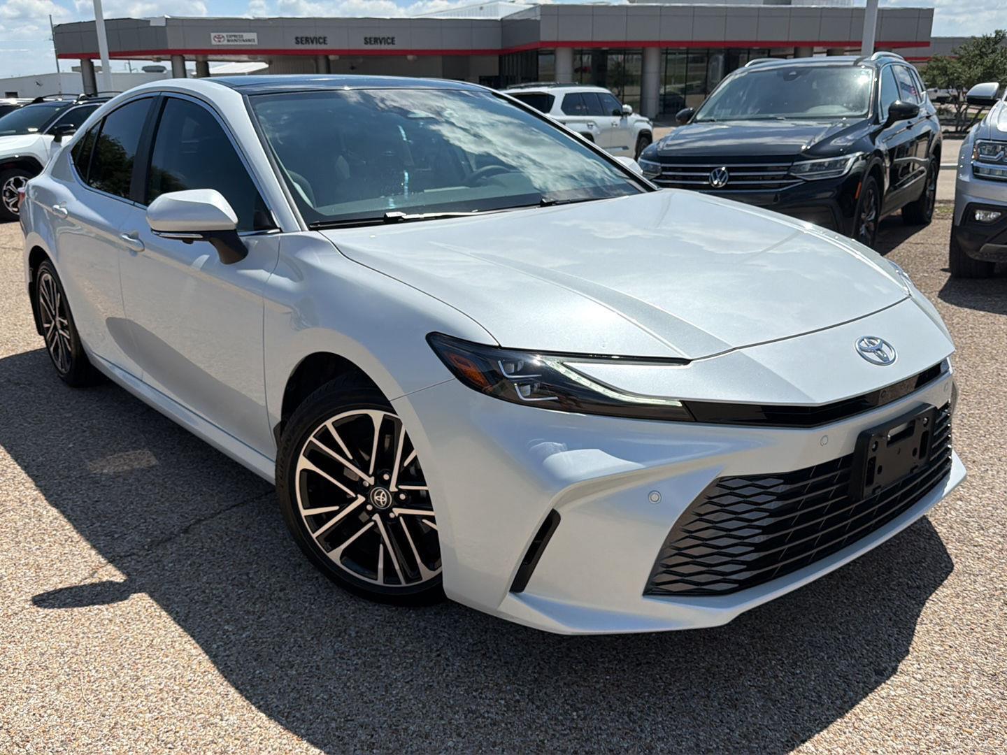 White (Wind Chill Pearl) 2025 Toyota Camry XLE FWD Sedan Front-Wheel Drive Continuously Variable Transmission