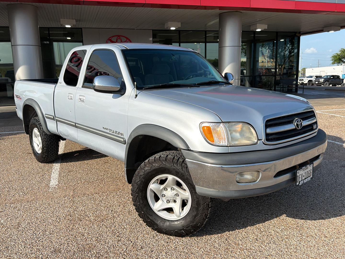 Silver (Platinum Metallic) 2000 Toyota Tundra V8 SR5 4 Door Extended Cab 4WD Pickup Truck Four-Wheel Drive 4-Speed Automatic