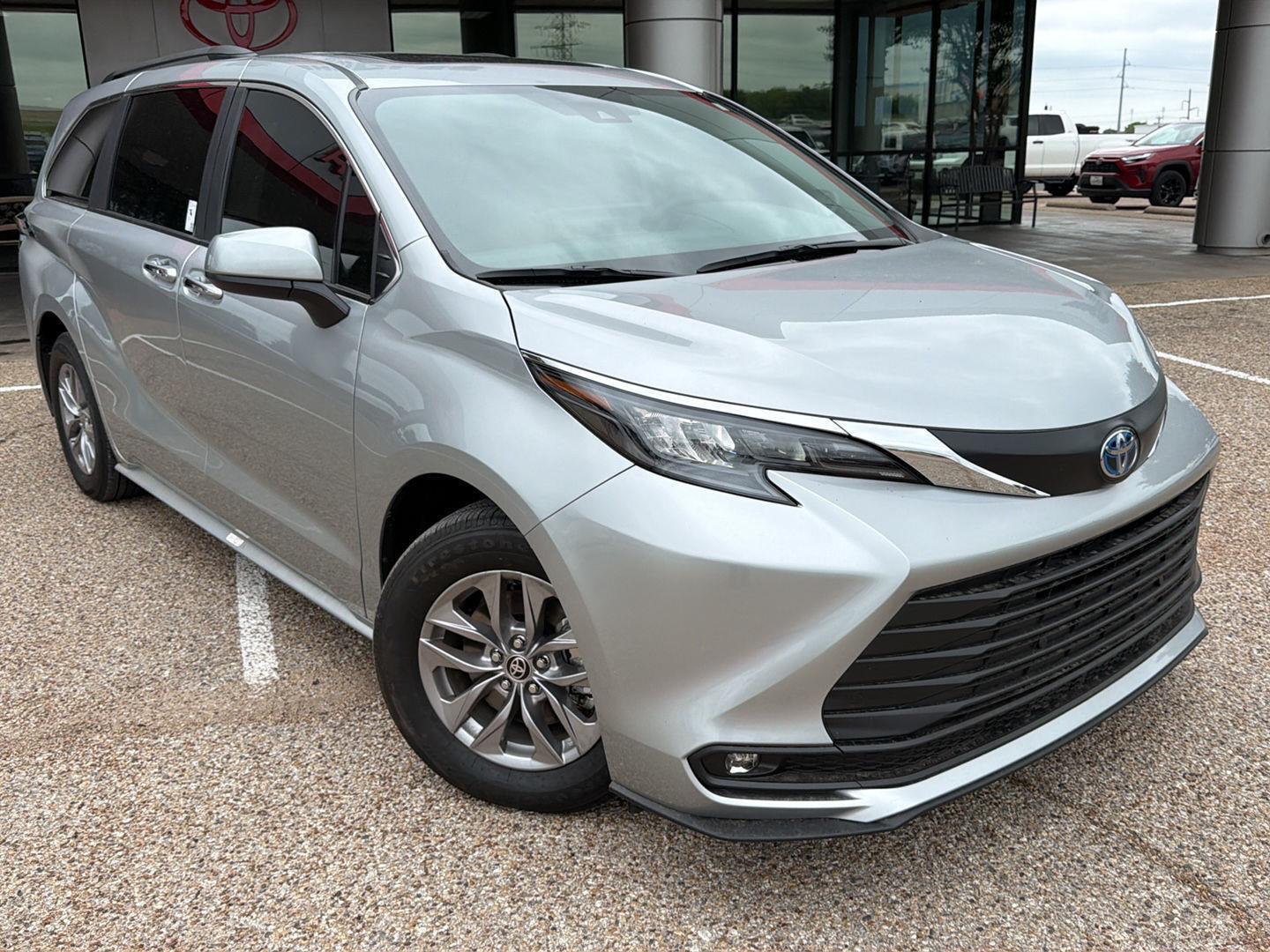 2025 Toyota Sienna XLE 8-Passenger Hybrid FWD's photo