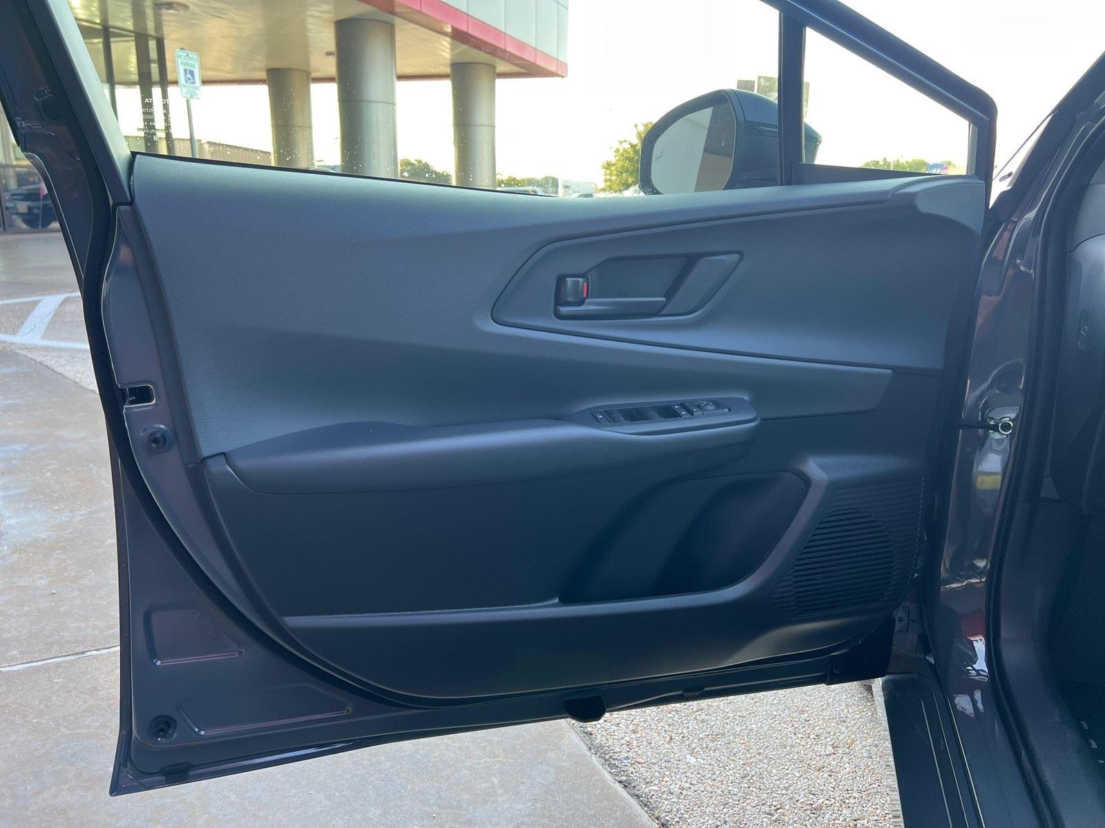 2026 Toyota Prius LE - Photo 12