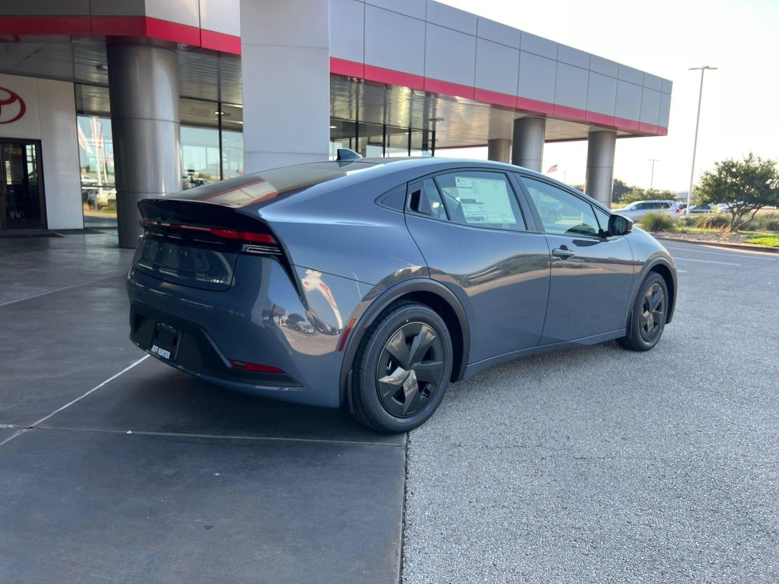 2026 Toyota Prius LE - Photo 6