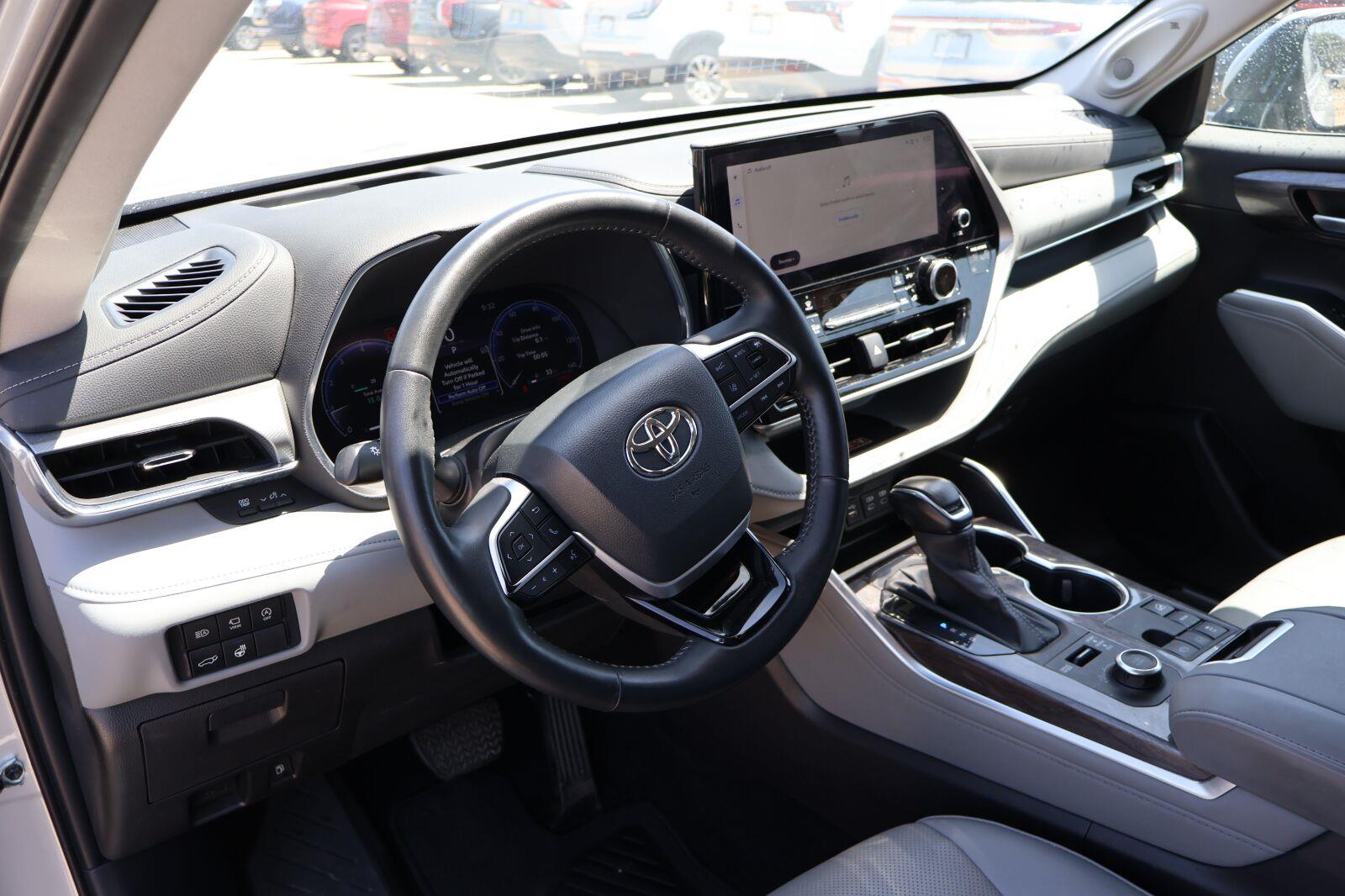 Used 2025 Toyota Highlander SUV