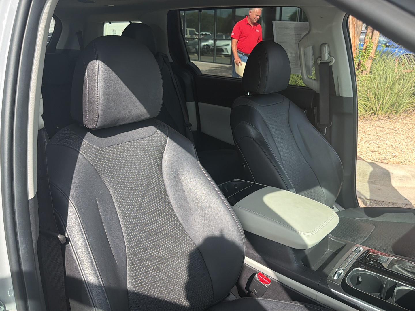Used 2024 Kia Carnival Van