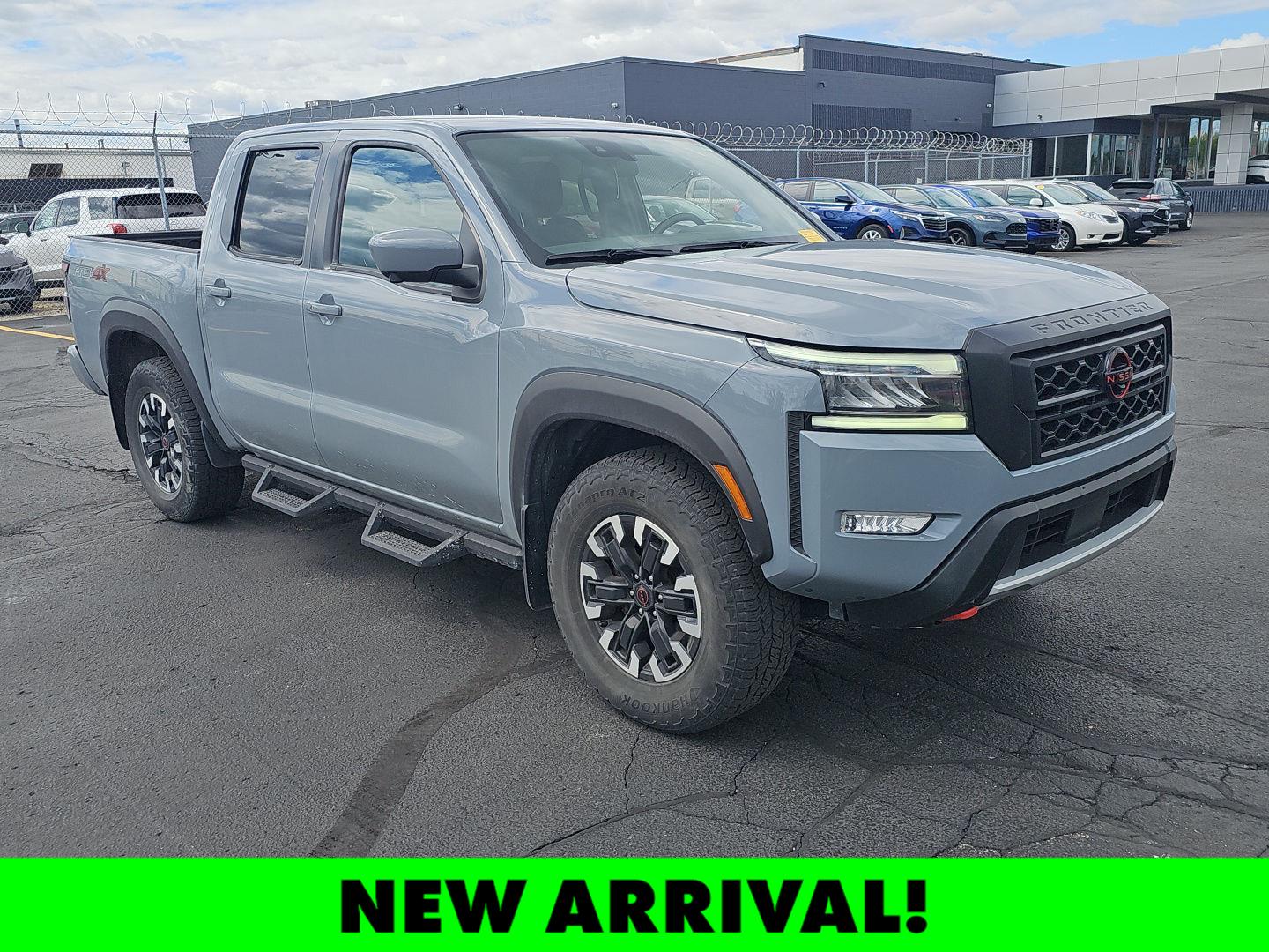 Boulder Gray Pearl 2023 Nissan Frontier PRO-4X Crew Cab 4WD Pickup Truck Four-Wheel Drive Automatic