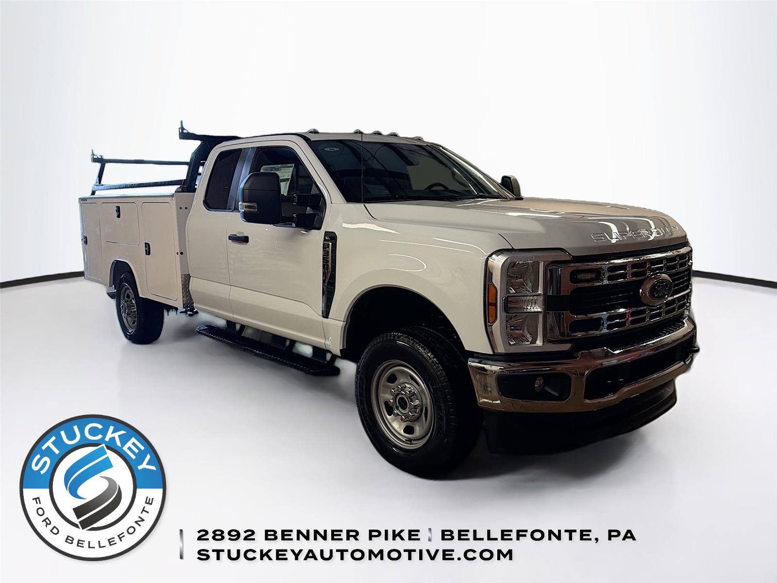 Oxford White 2026 Ford F-350 Super Duty Chassis XL SuperCab 4WD Pickup Truck Four-Wheel Drive Automatic