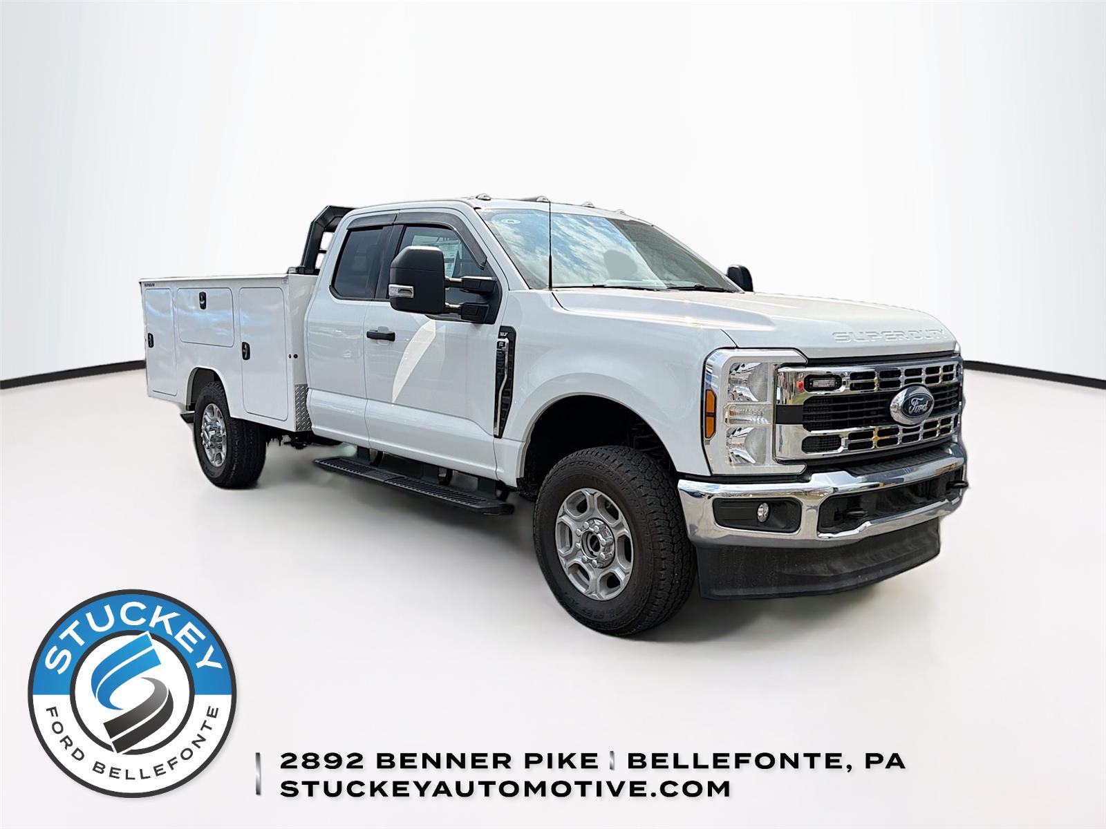 Oxford White 2026 Ford F-350 Super Duty Chassis XLT SuperCab 4WD Pickup Truck Four-Wheel Drive Automatic