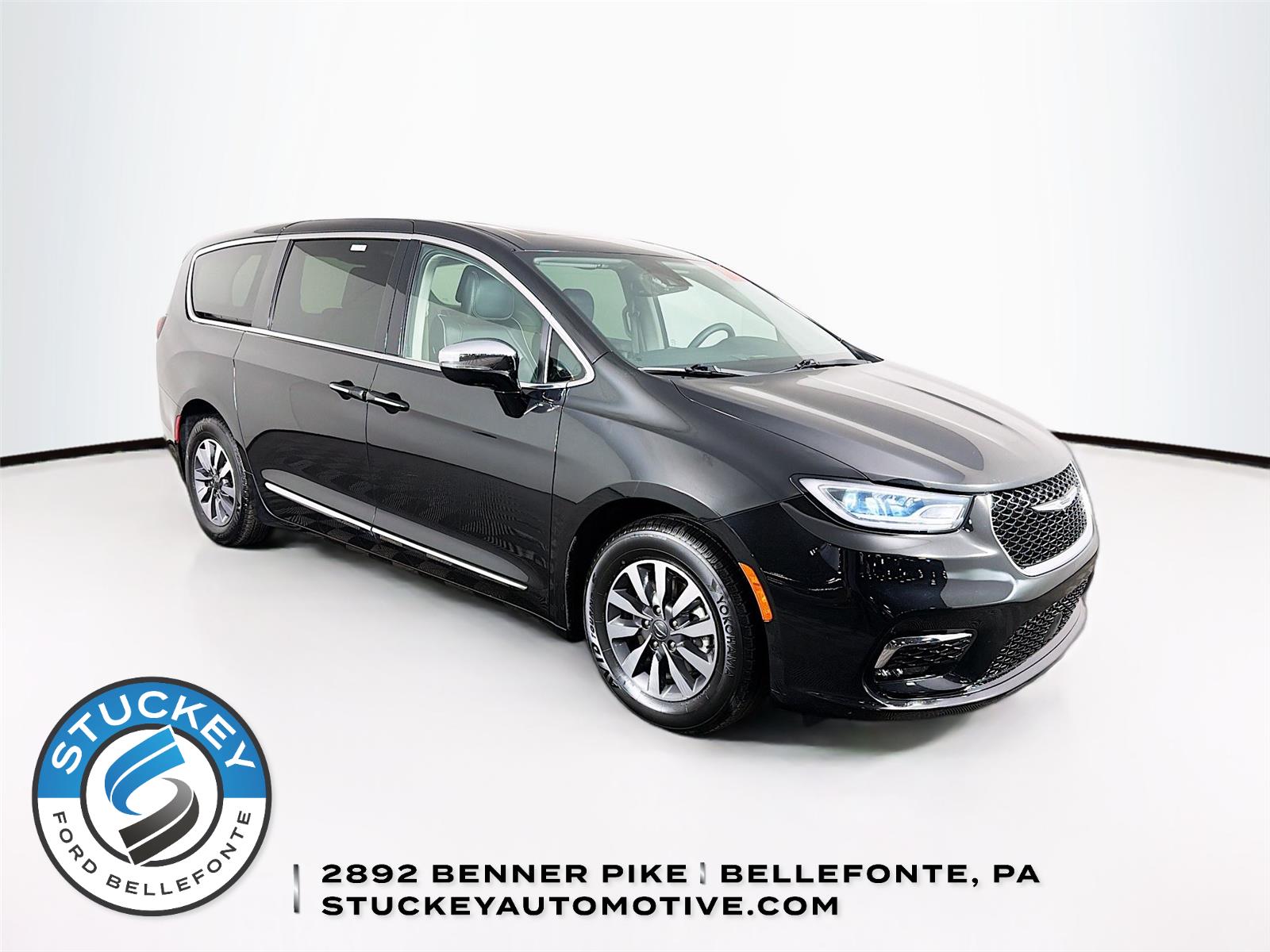 Brilliant Black Crystal Pearlcoat 2023 Chrysler Pacifica Hybrid Limited FWD Minivan Front-Wheel Drive Automatic