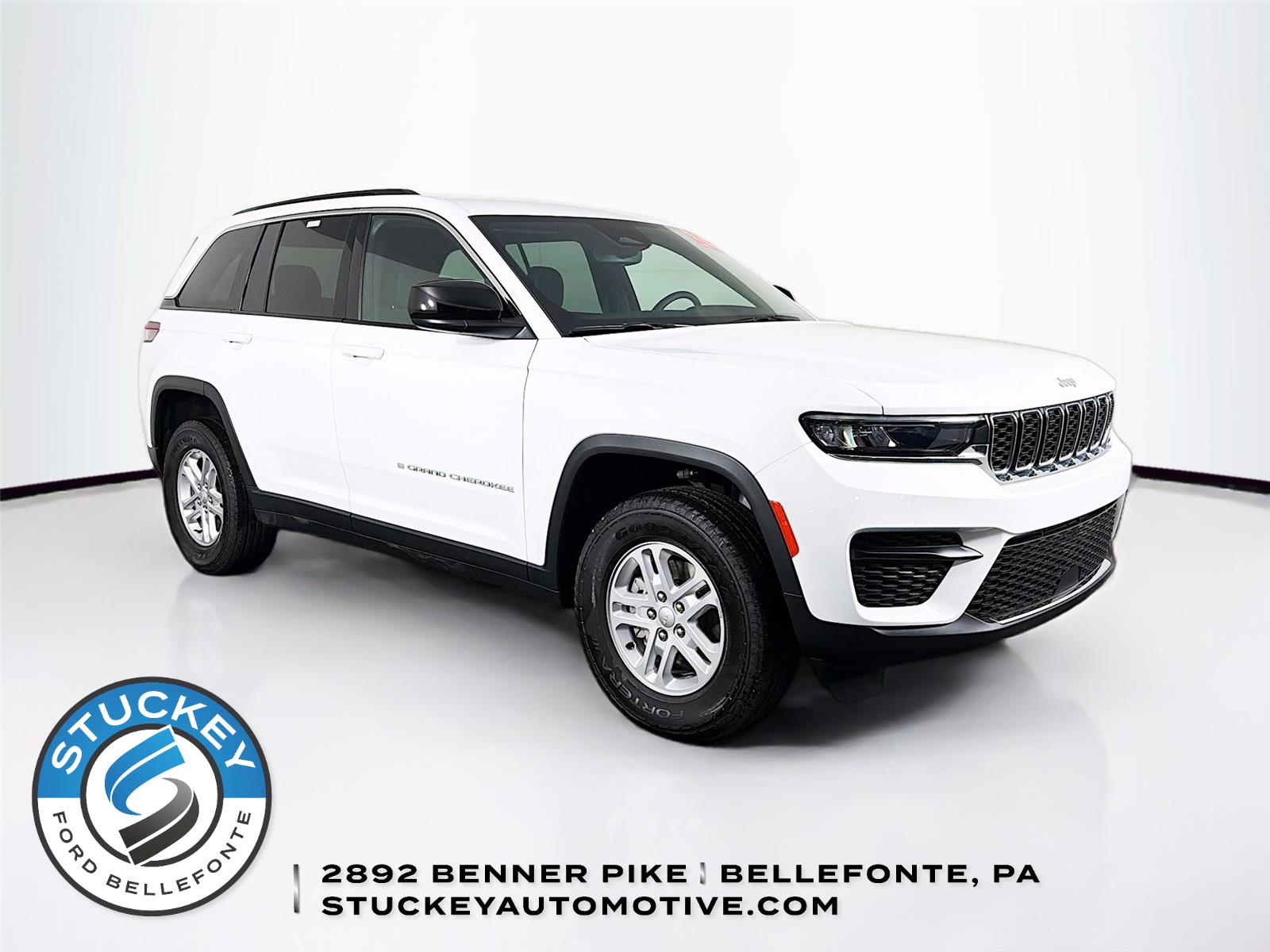 Bright White Clearcoat 2024 Jeep Grand Cherokee Laredo 4WD SUV / Crossover Four-Wheel Drive 8-Speed Automatic