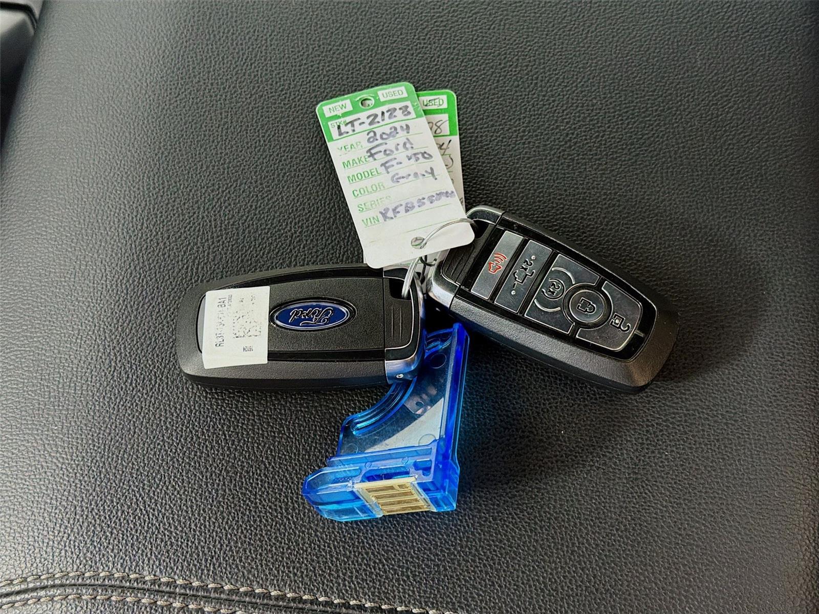 View vehicle photo 4