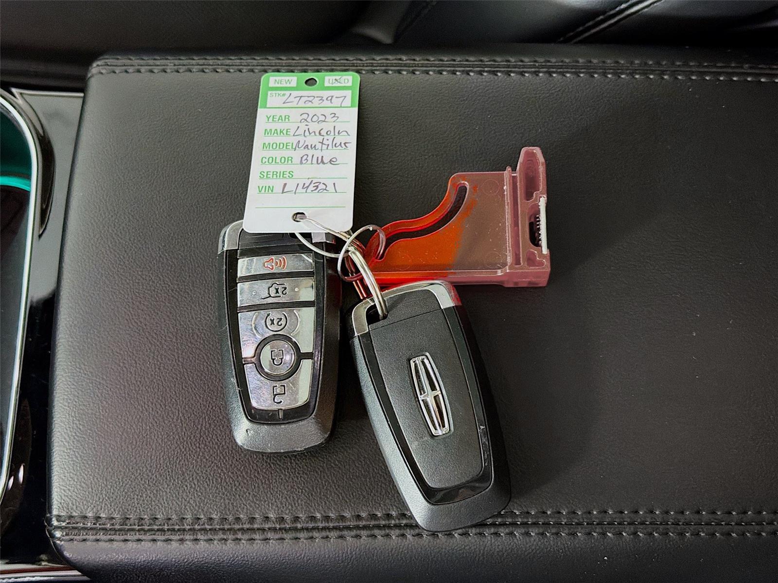 View vehicle photo 4