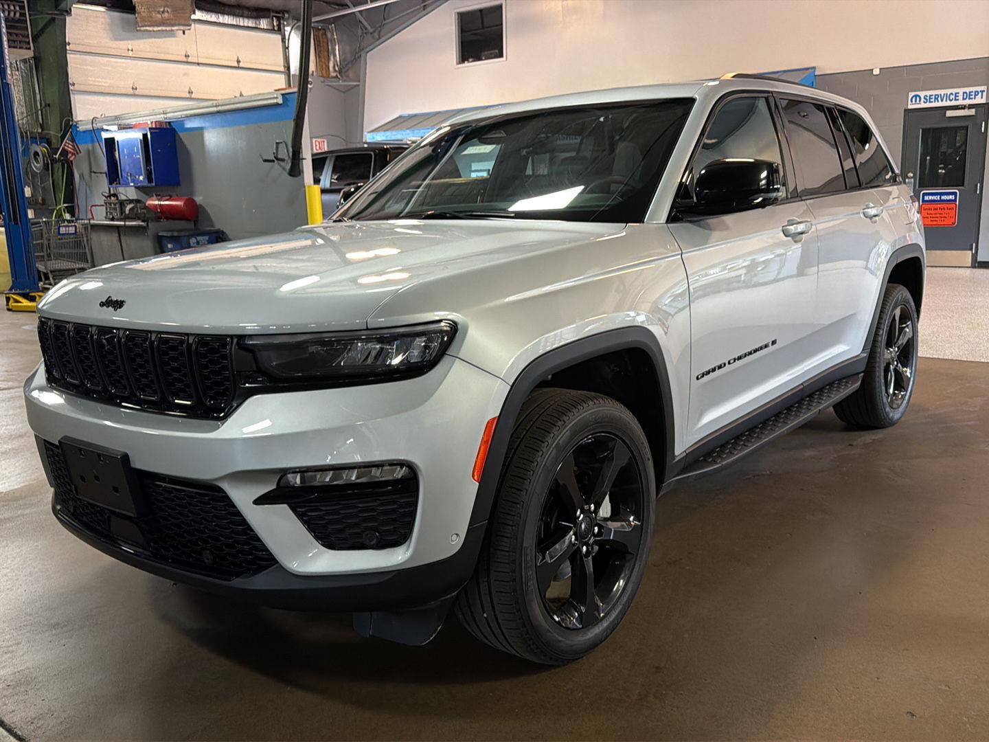 Silver Zynith 2024 Jeep Grand Cherokee SUV / Crossover Four-Wheel Drive 8-Speed Automatic