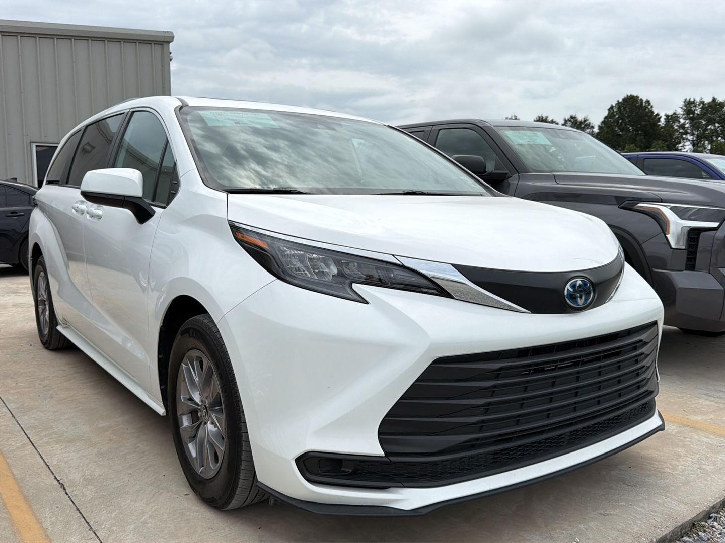 Used 2025 Toyota Sienna Van