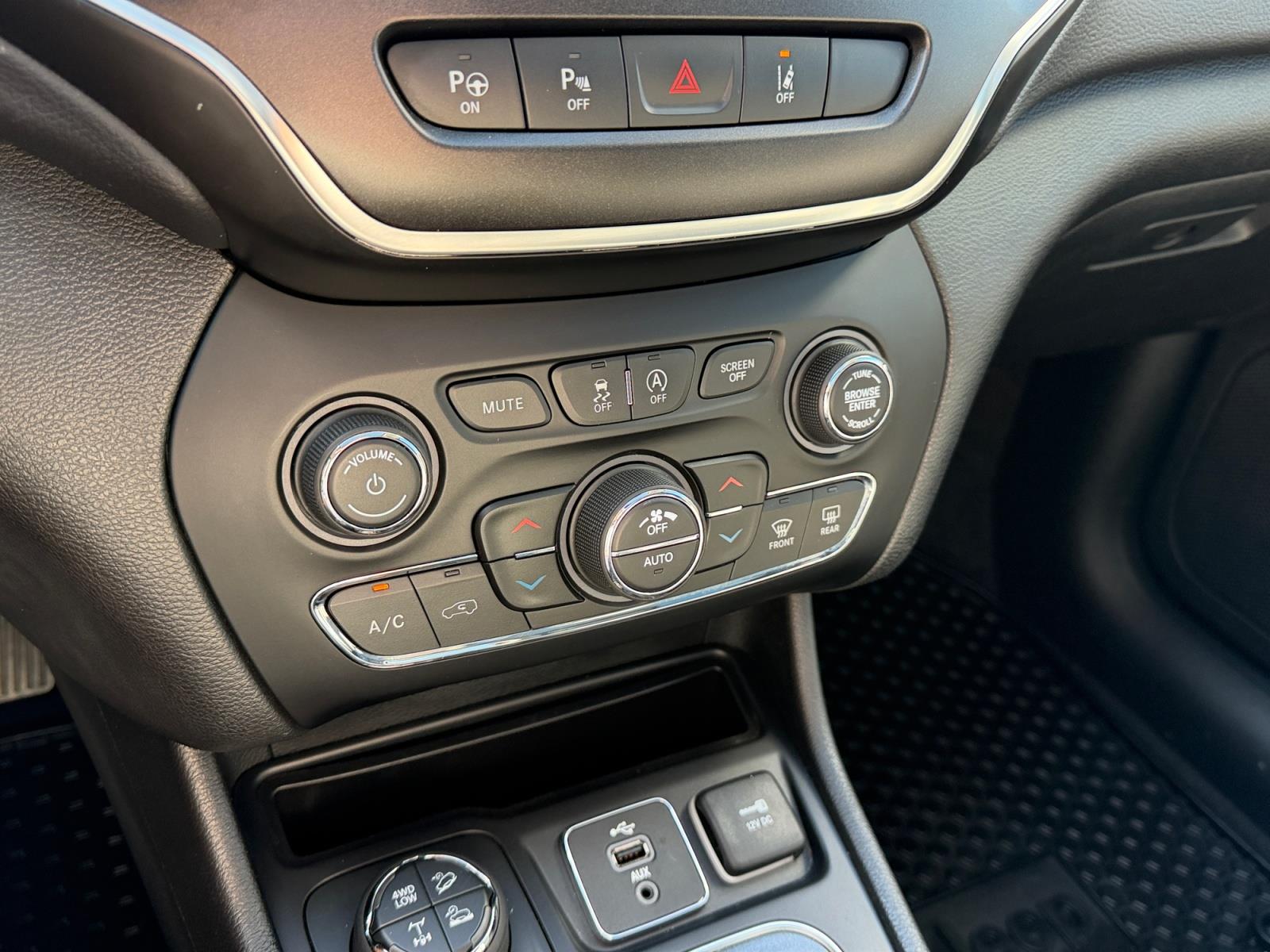 Used 2019 Diamond Black Crystal Pearlcoat Jeep Trailhawk Elite image 10