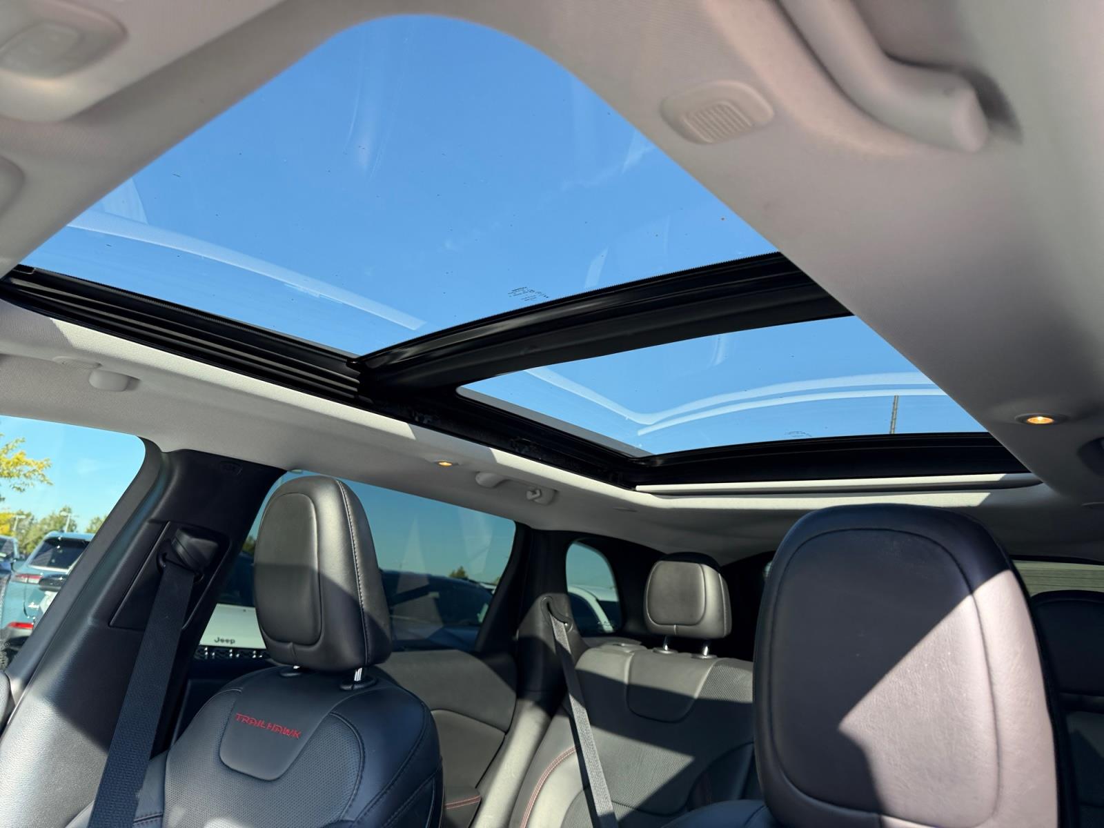 Used 2019 Diamond Black Crystal Pearlcoat Jeep Trailhawk Elite image 11