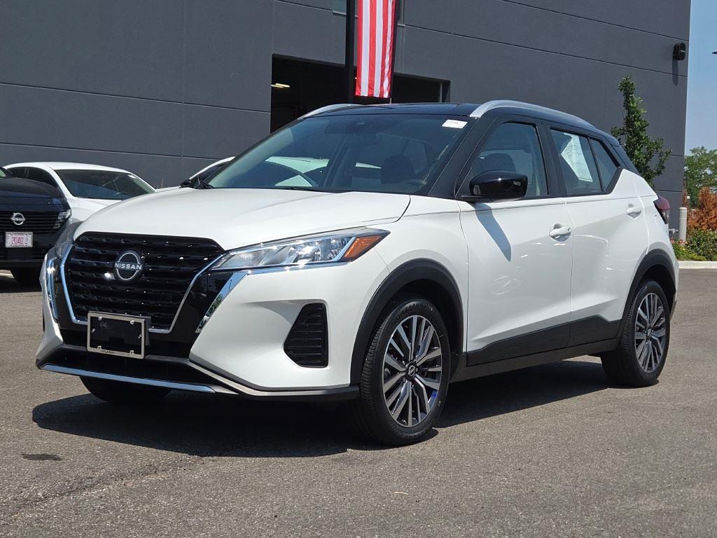 Aspen White/Super Black 2024 Nissan Kicks SUV / Crossover Front-Wheel Drive Continuously Variable Transmission