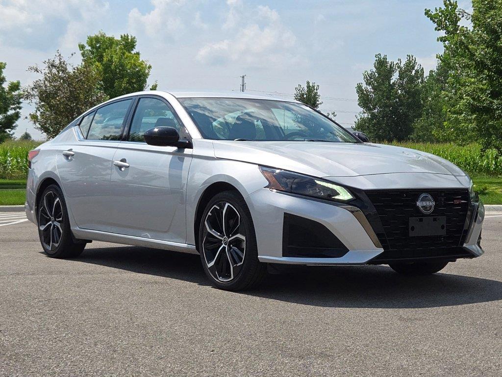 Brilliant Silver Metallic 2024 Nissan Altima Sedan Front-Wheel Drive Continuously Variable Transmission