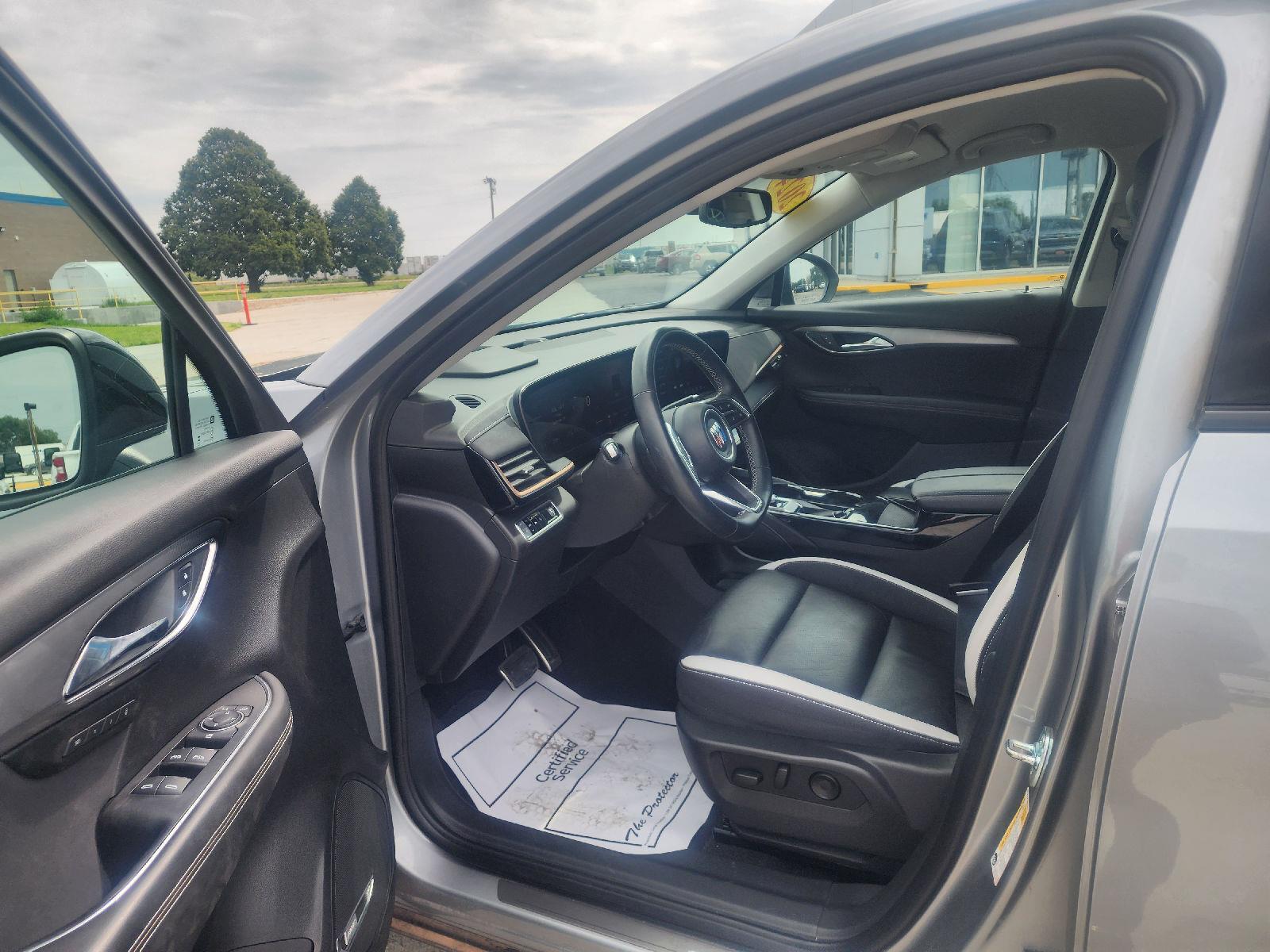 View vehicle photo 7