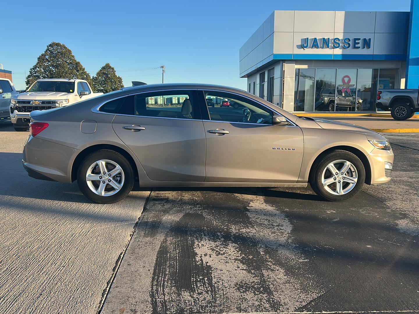 Mineral Gray Metallic 2024 Chevrolet Malibu LT with 1LT FWD Sedan Front-Wheel Drive Continuously Variable Transmission