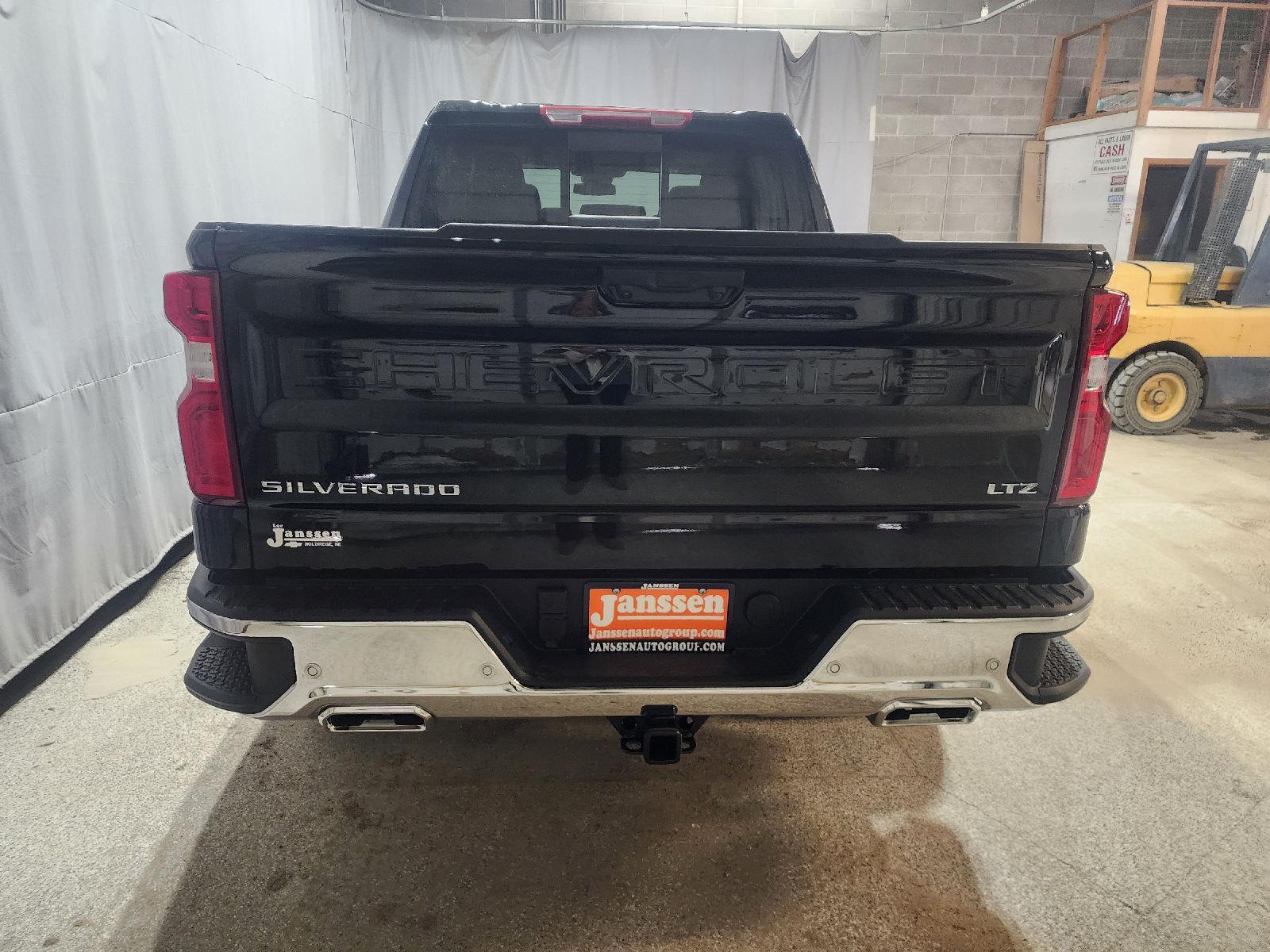 View vehicle photo 5