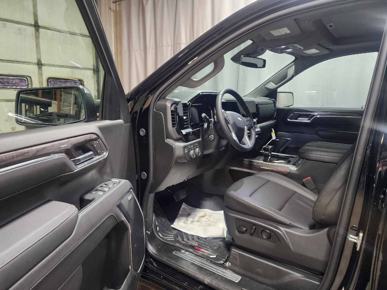 View vehicle photo 7